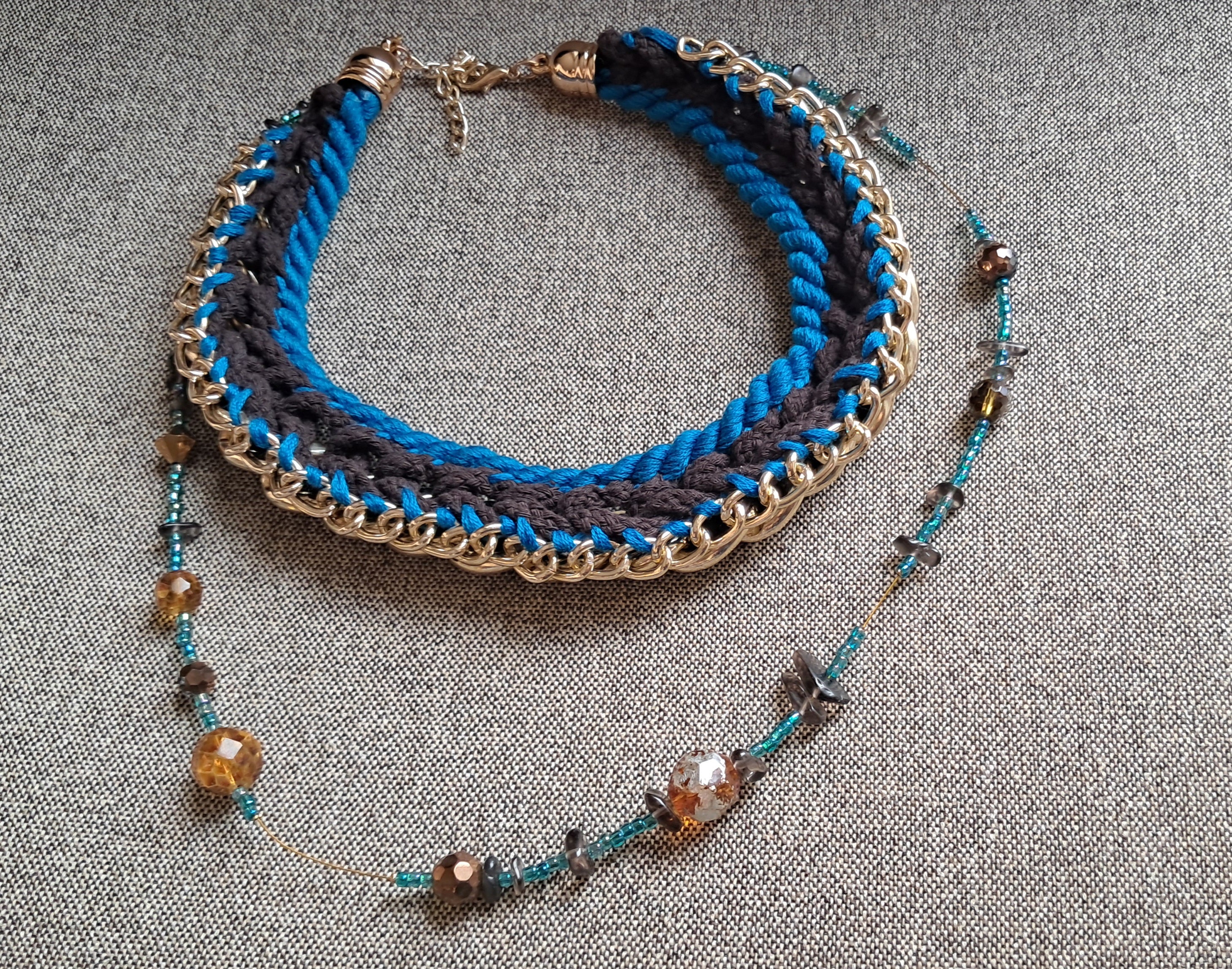 Διπλό statement κολιέ με χρυσή αλυσίδα & μπλε πλέξη | kallαίσθησις