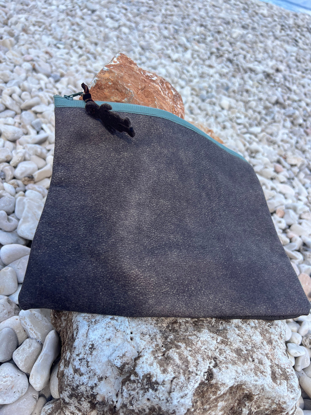 Χειροποίητο Υφασμάτινο Τσαντάκι με καφέ & Σμαραγδί Λεπτομέρεια | Kallαισθησις