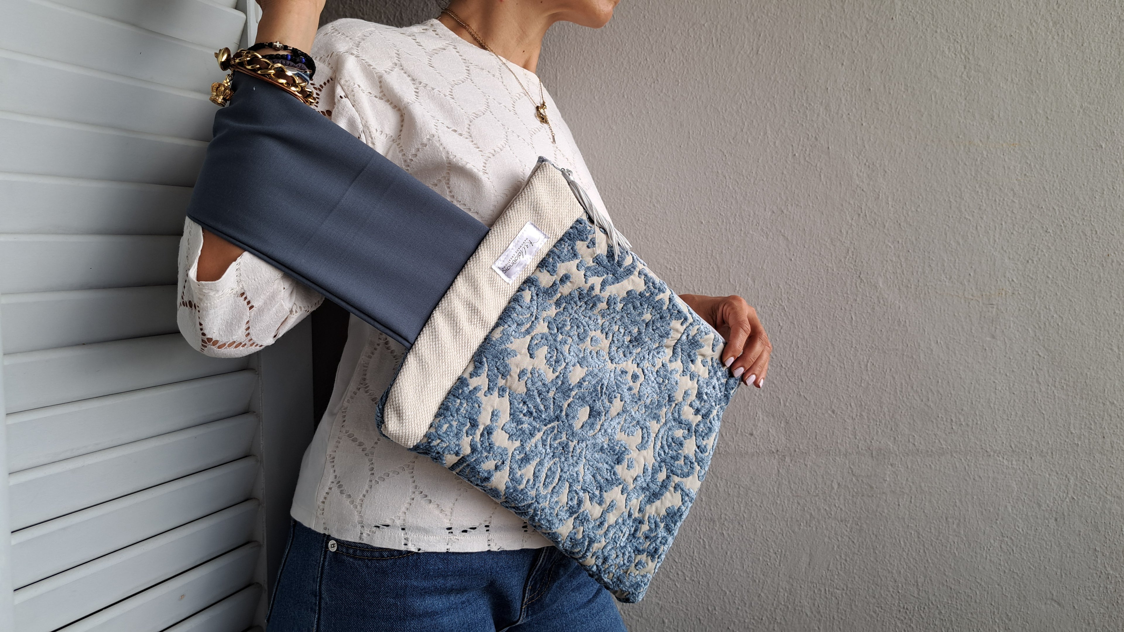 Τσαντάκι χειρός μπλε – εκρού με ανάγλυφο σχέδιο | kallαίσθησις