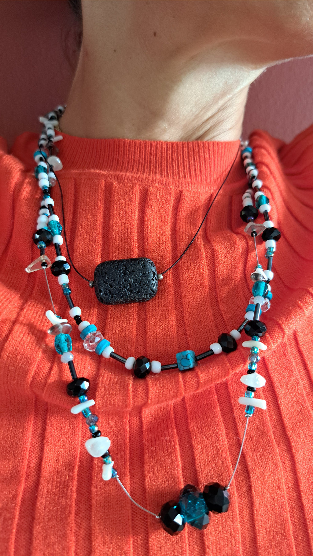 Κολιέ με ηφαιστειακή πέτρα και τυρκουάζ λεπτομέρειες| kallαίσθησις