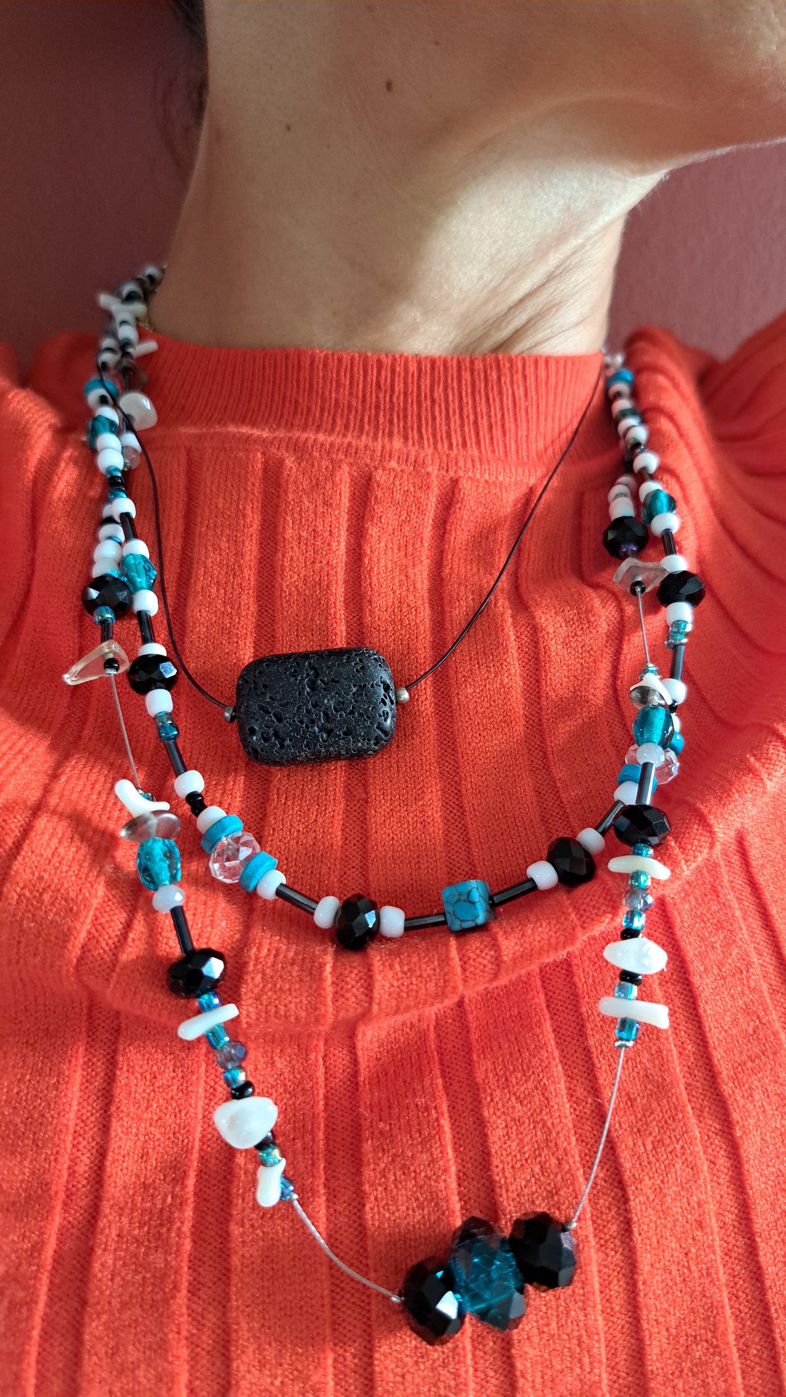 Κολιέ με ηφαιστειακή πέτρα και τυρκουάζ λεπτομέρειες| kallαίσθησις