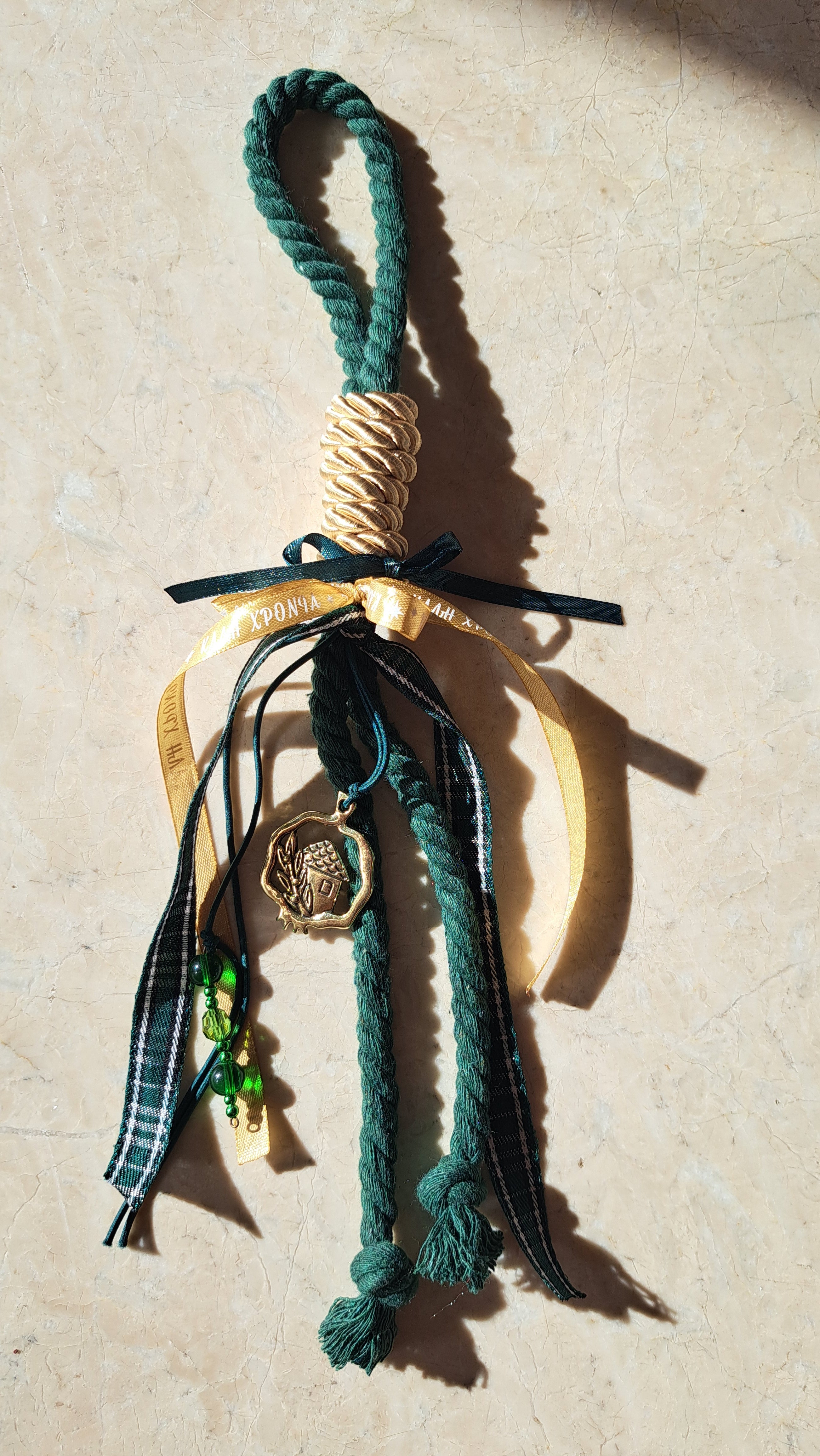 Γούρι “Σπιτάκι” σε Πράσινο & Χρυσό | Kallαίσθησις