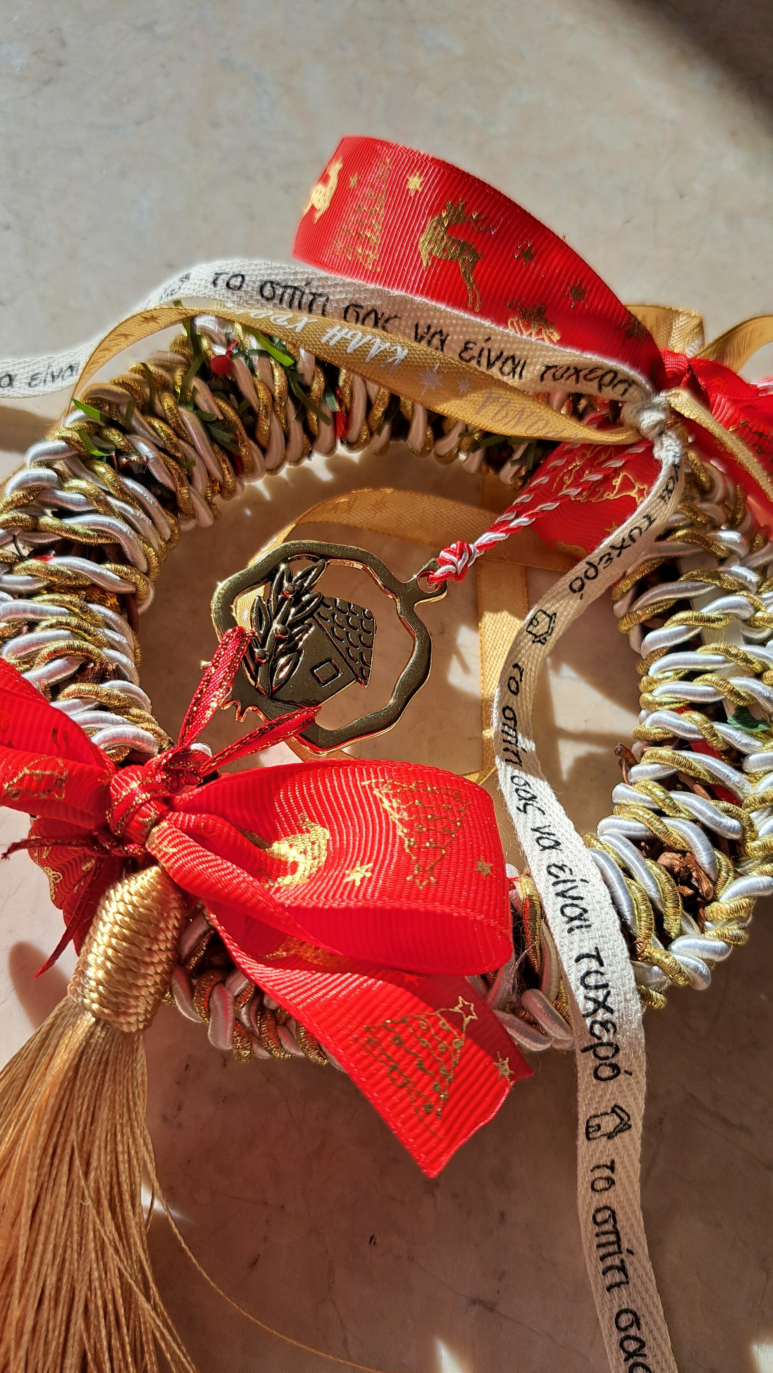 Χειροποίητο Γούρι Στεφανάκι με Ρόδι & Φούντα | Kallαίσθησις