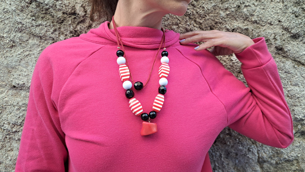 Κολιέ με ρίγες σε κόκκινο, μαύρο & λευκό | kallαίσθησις