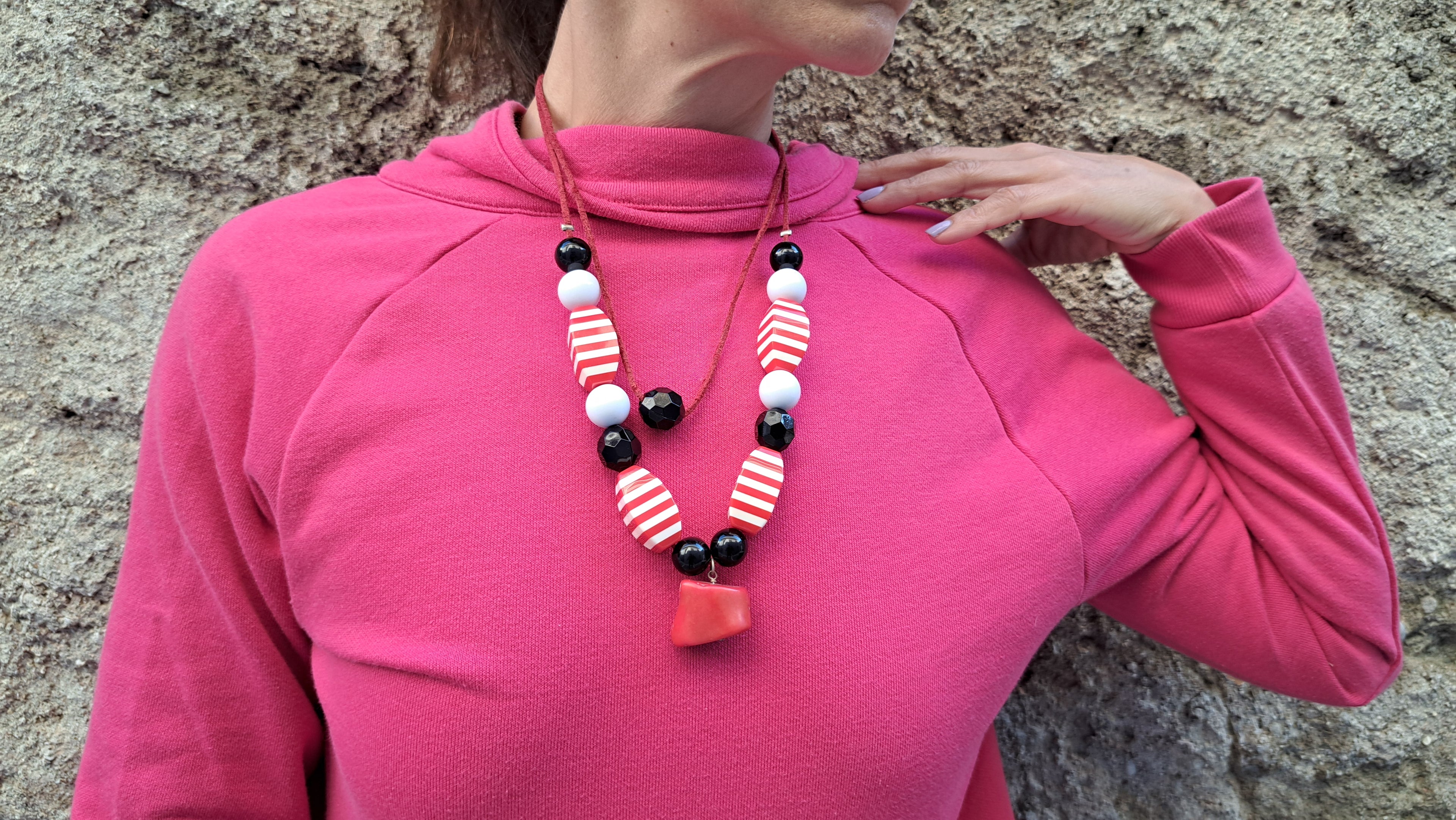 Κολιέ με ρίγες σε κόκκινο, μαύρο & λευκό | kallαίσθησις