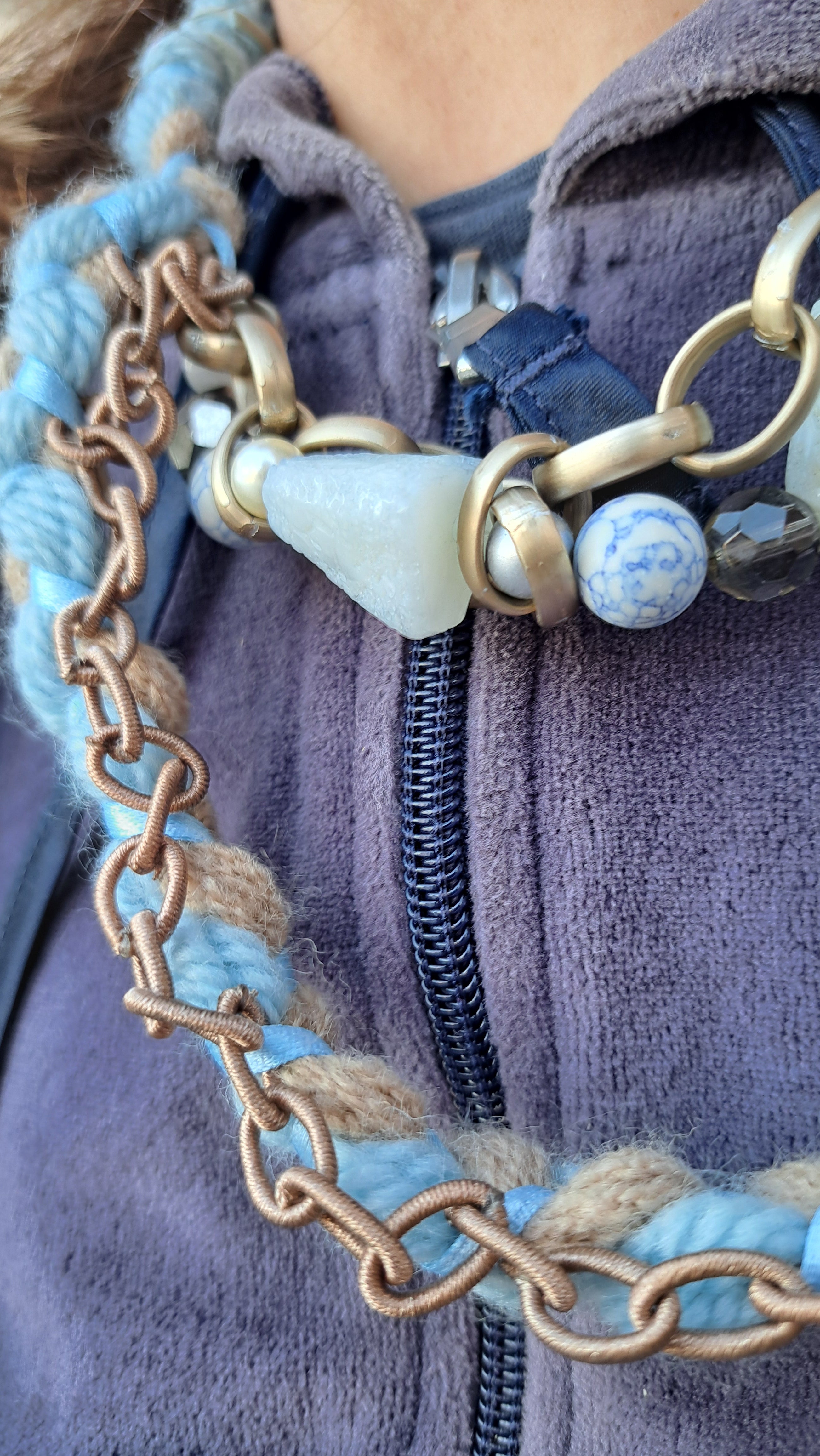 Boho Κολιέ με Πλεκτό Νήμα & Μεταλλική Αλυσίδα – Μπλε/Μπεζ | Kallαίσθησις