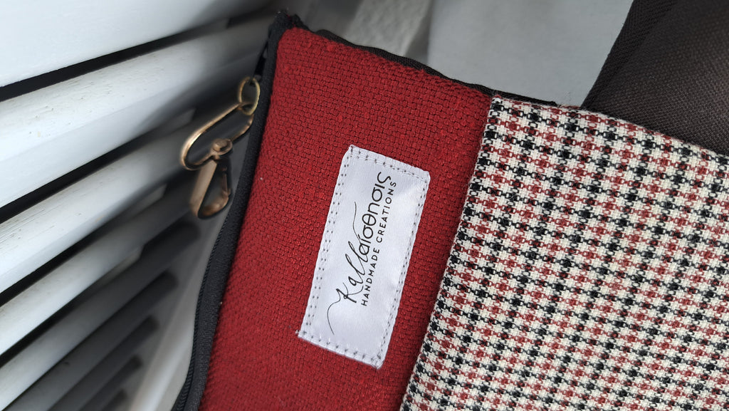 Τσαντάκι χειρός καρό με κόκκινες και καφέ λεπτομέρειες | kallαίσθησις
