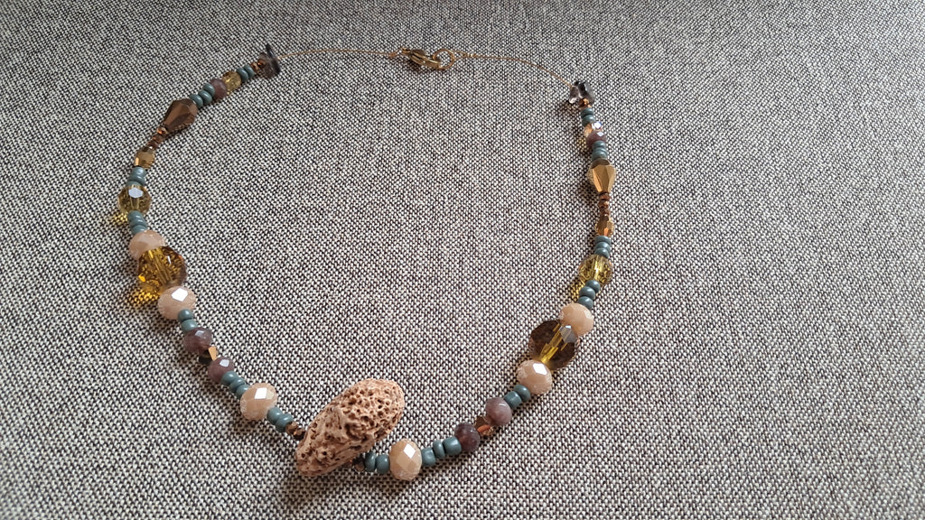 Κολιέ με φυσικό πέτρωμα και κεχριμπαρένιες χάντρες | kallαίσθησις