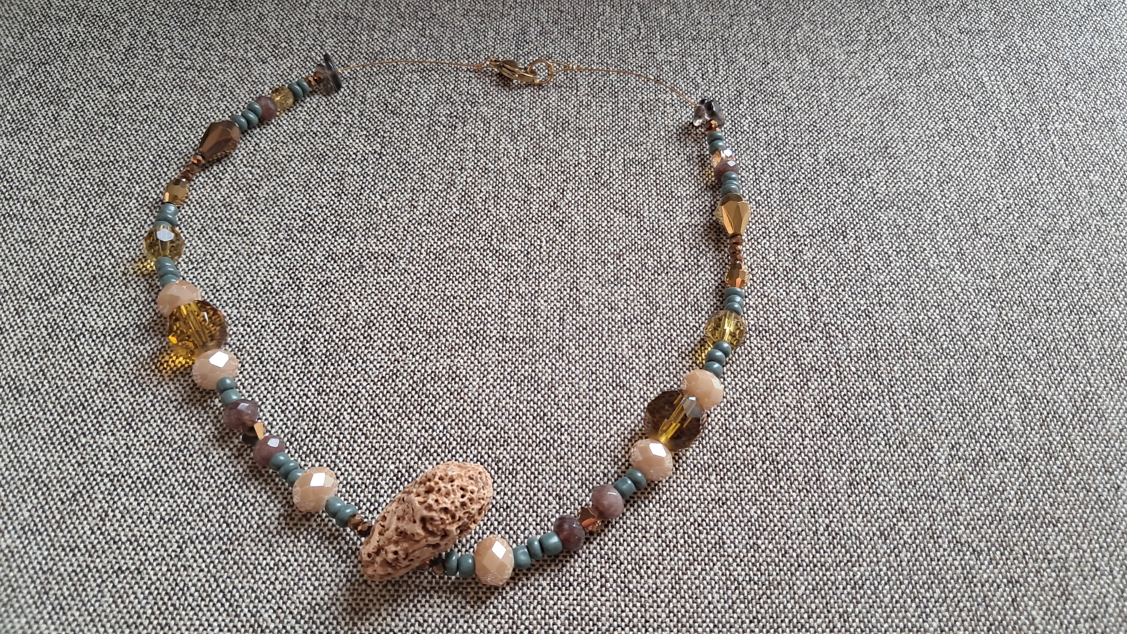 Κολιέ με φυσικό πέτρωμα και κεχριμπαρένιες χάντρες | kallαίσθησις