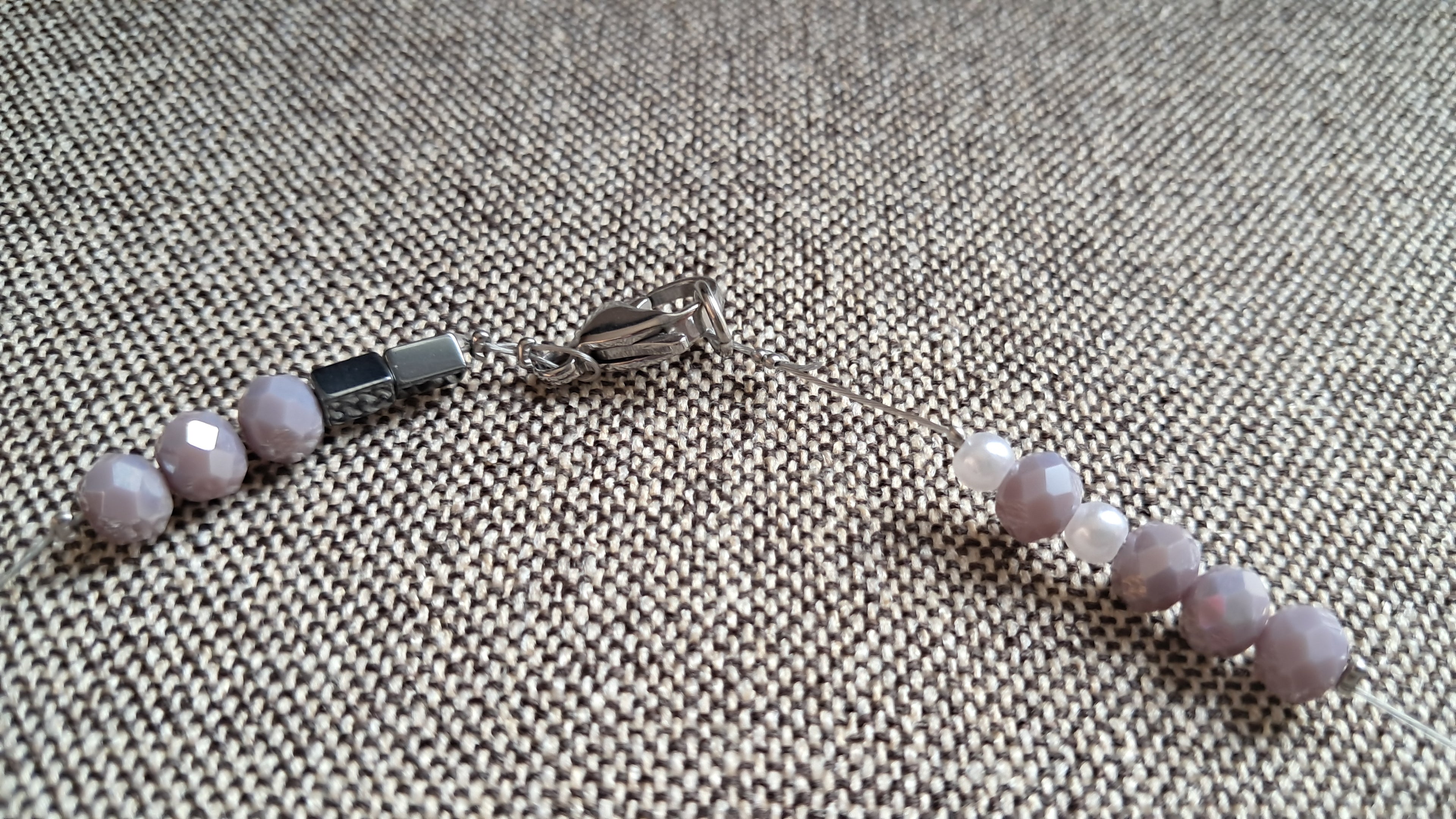 Κολιέ με γκρι και περλέ χάντρες σε ατσάλινο σύρμα | kallαίσθησις