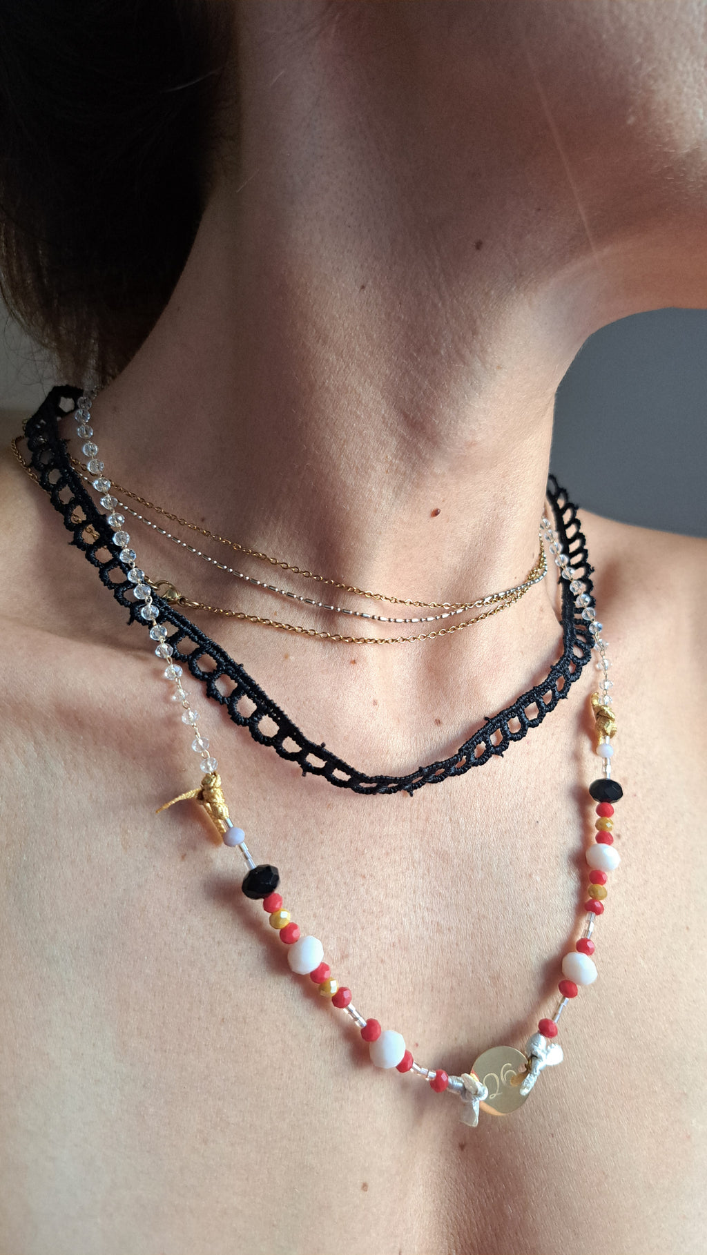 Κολιέ Διπλό με Δαντέλα & Χάντρες σε Κόκκινο–Λευκό–Χρυσό | Kallαίσθησις