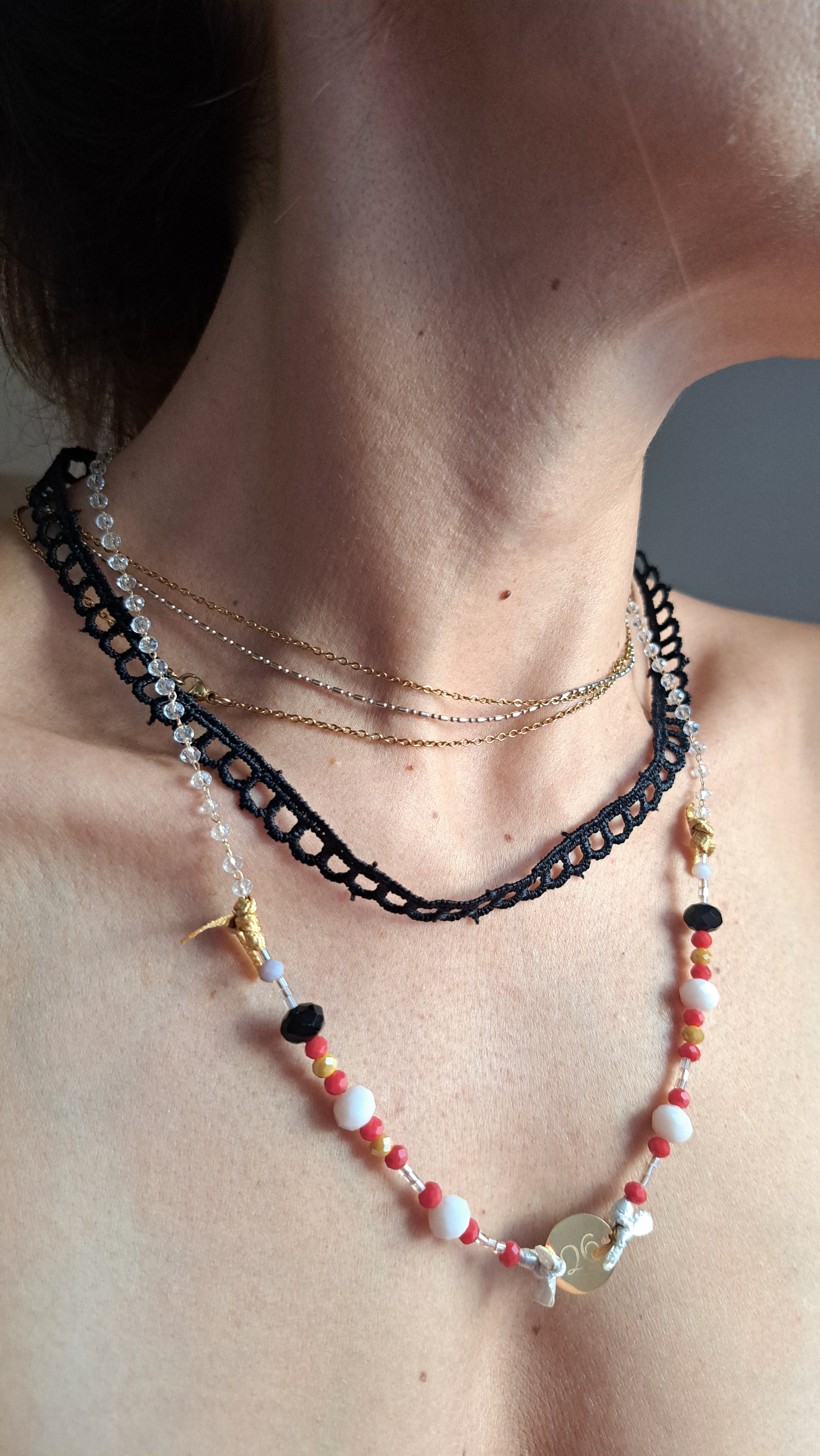 Κολιέ Διπλό με Δαντέλα & Χάντρες σε Κόκκινο–Λευκό–Χρυσό | Kallαίσθησις