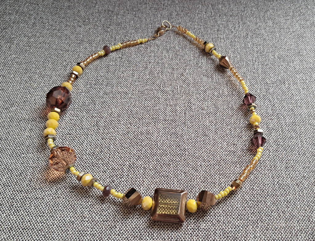 Κολιέ με χρυσές και κίτρινες χάντρες & τετράγωνο κεντρικό στοιχείο | kallαίσθησις