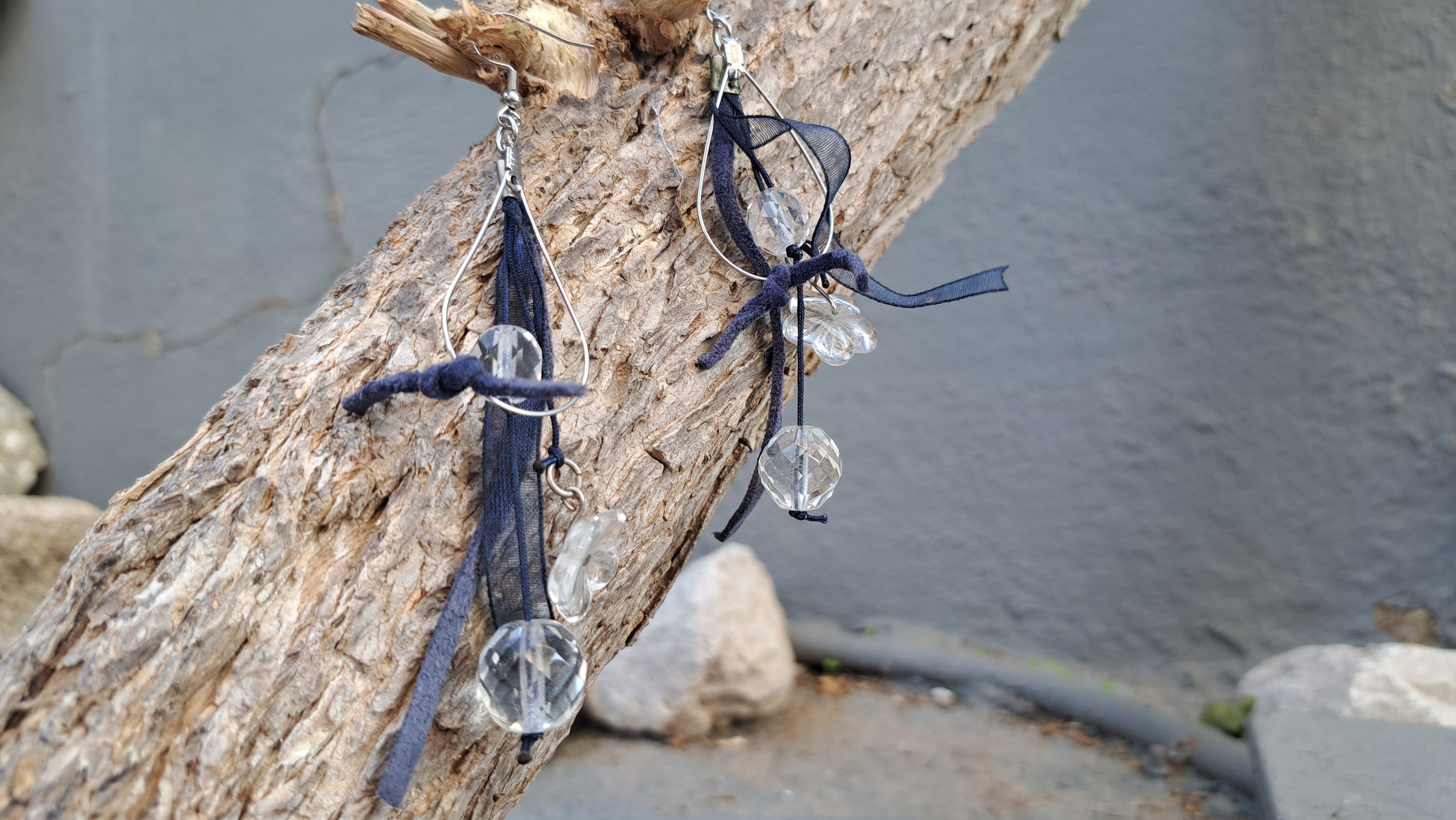 Σκουλαρίκια με διάφανες χάντρες & μπλε κορδέλα | kallαίσθησις