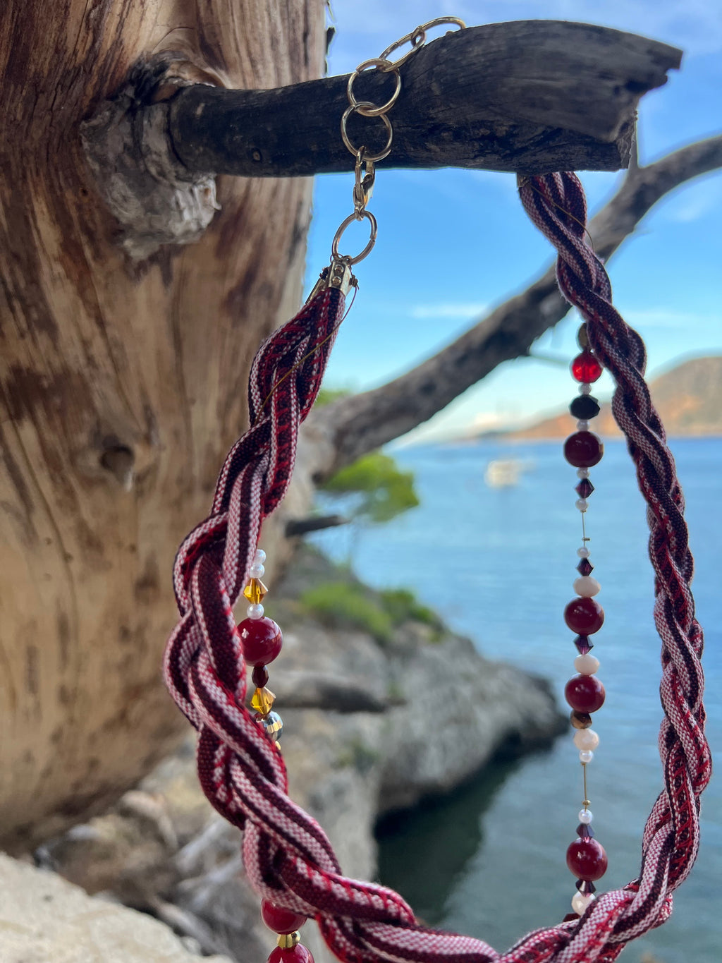 Χειροποίητο Κολιέ με Πλεκτό Κορδόνι & Κόκκινες Χάντρες | Kallαισθησις