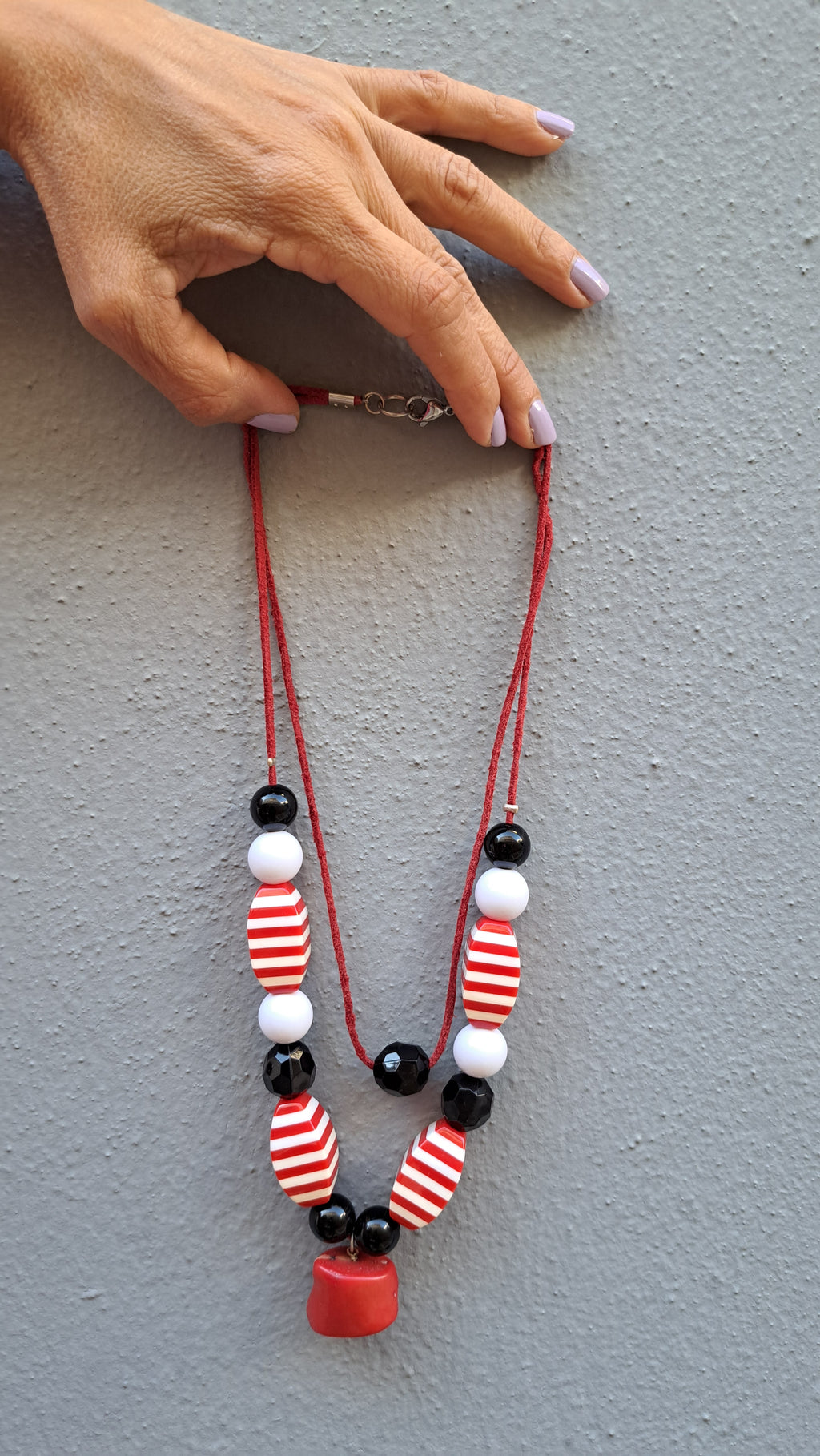 Κολιέ με ρίγες σε κόκκινο, μαύρο & λευκό | kallαίσθησις