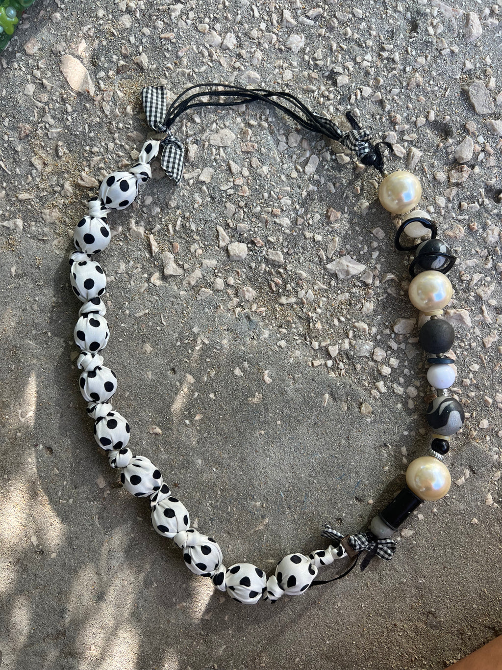 Κολιέ με Μαύρες & Λευκές Πουά Χάντρες και Πέρλες | Kallαισθησις