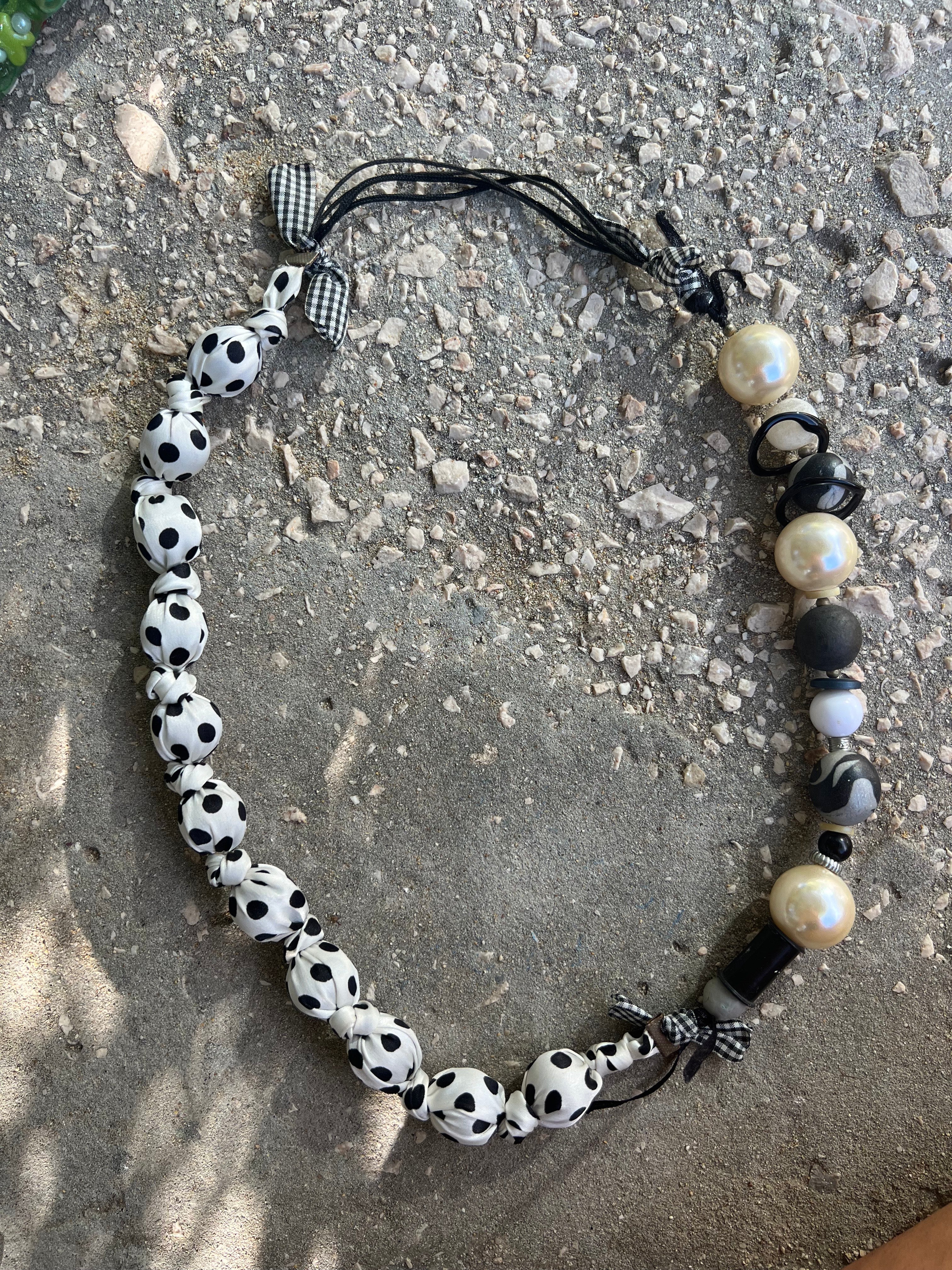 Κολιέ με Μαύρες & Λευκές Πουά Χάντρες και Πέρλες | Kallαισθησις