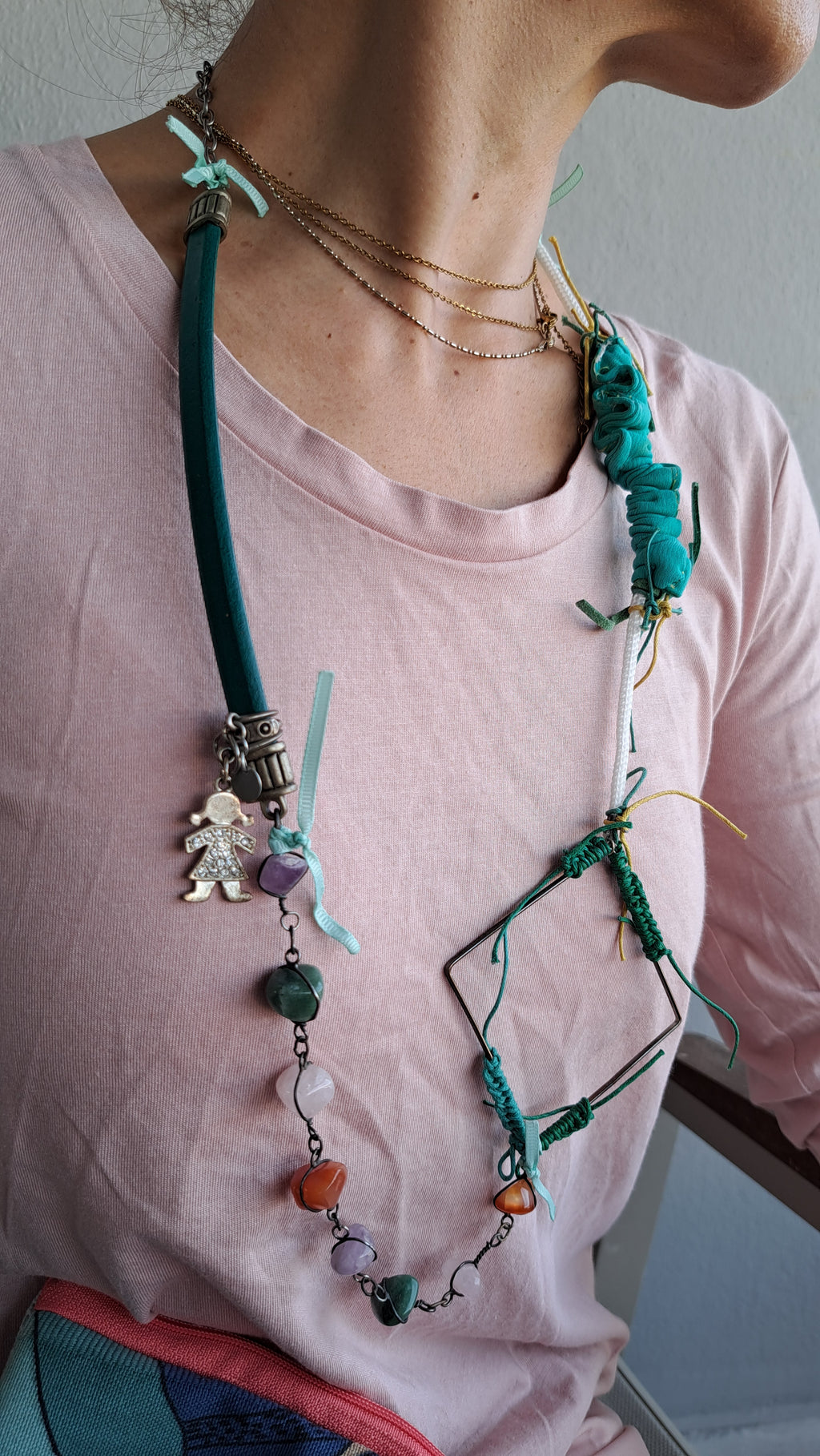 Χειροποίητο κολιέ με τυρκουάζ κορδέλες και φυσικές πέτρες | kallαίσθησις
