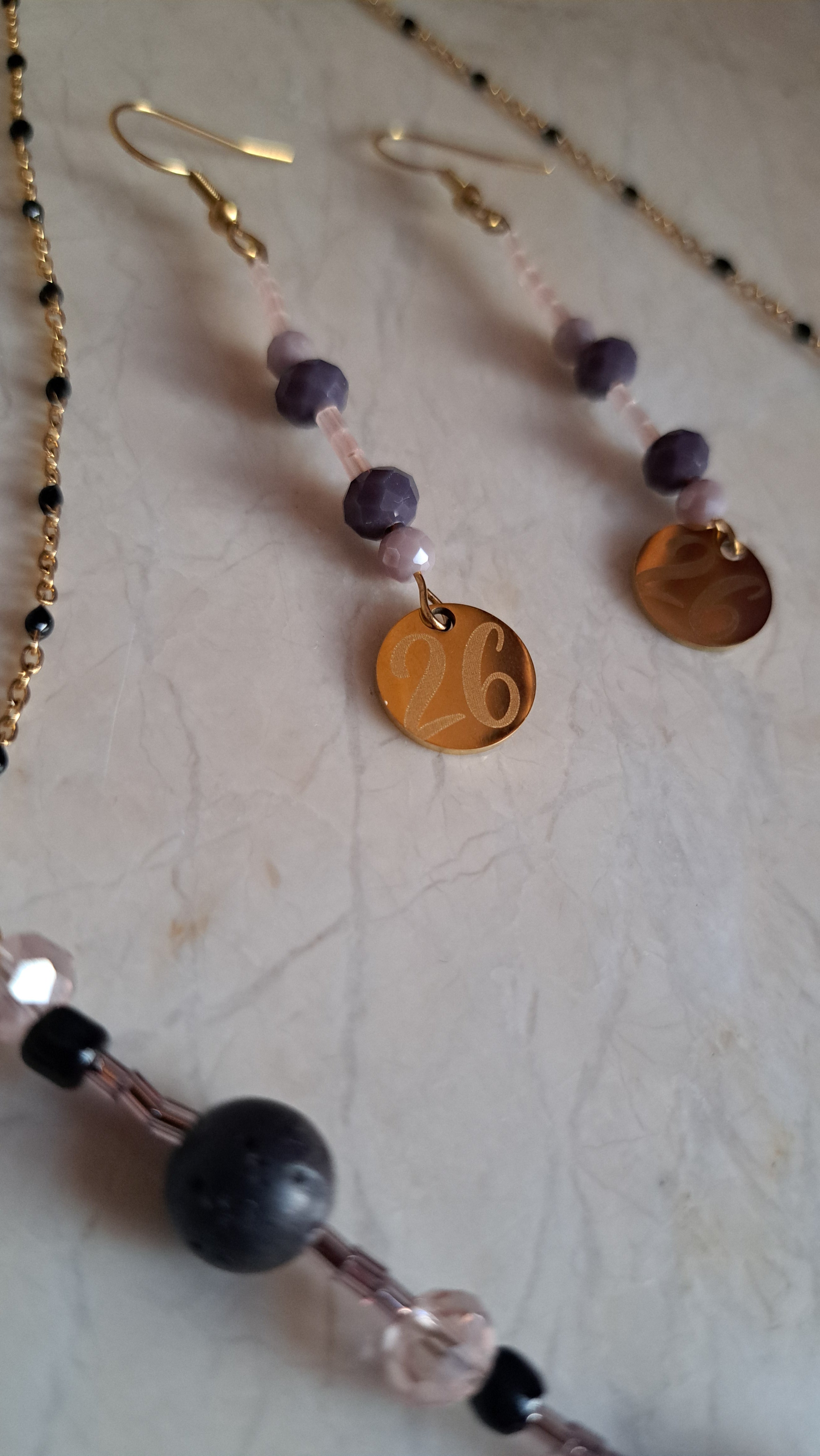 Σετ Κολιέ & Σκουλαρίκια σε Ροζ-Λιλά με Στοιχείο “26” | Kallαίσθησις