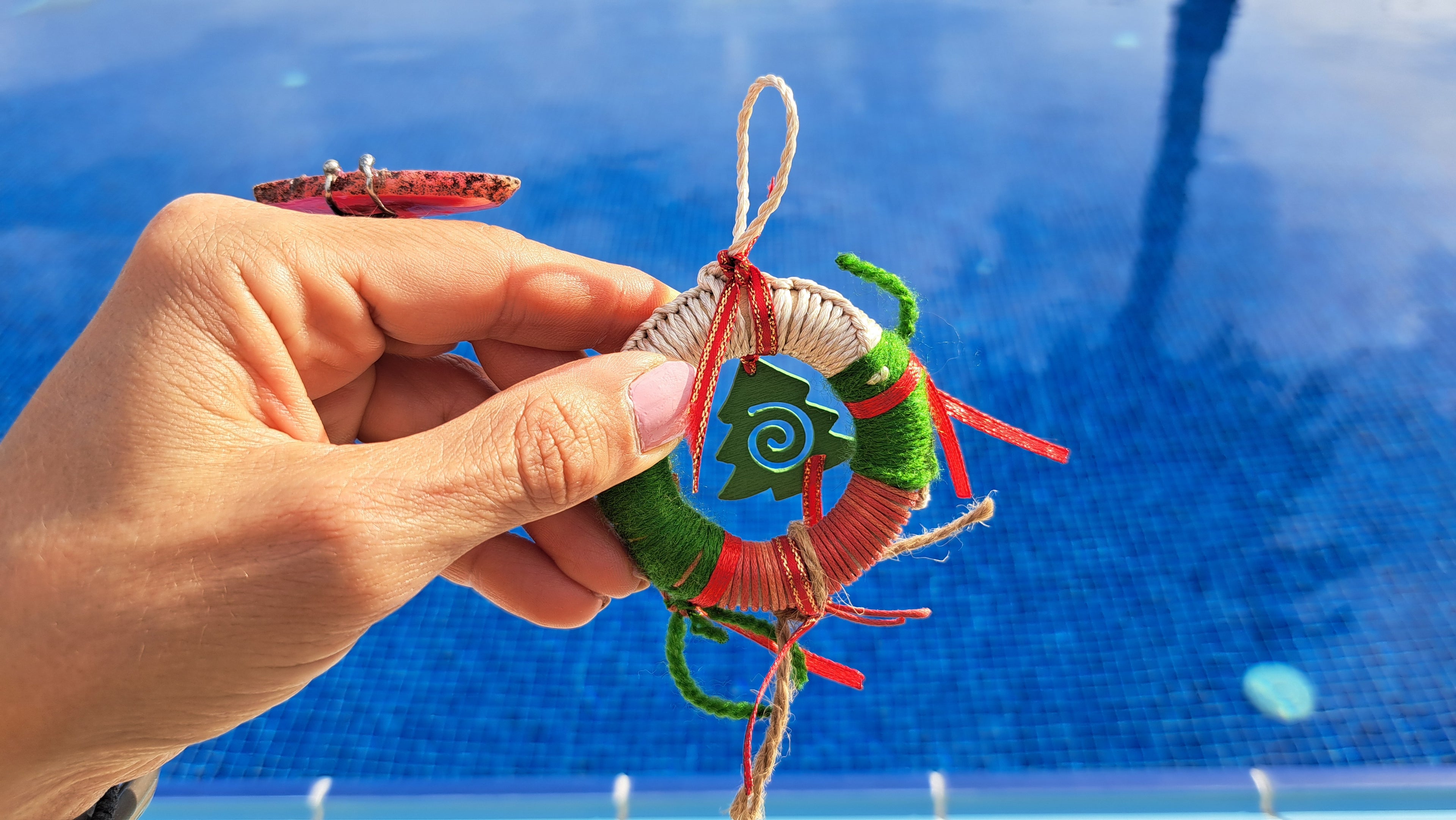 Χριστουγεννιάτικο στεφανάκι με πράσινο δεντράκι & κόκκινες λεπτομέρειες | kallαίσθησις