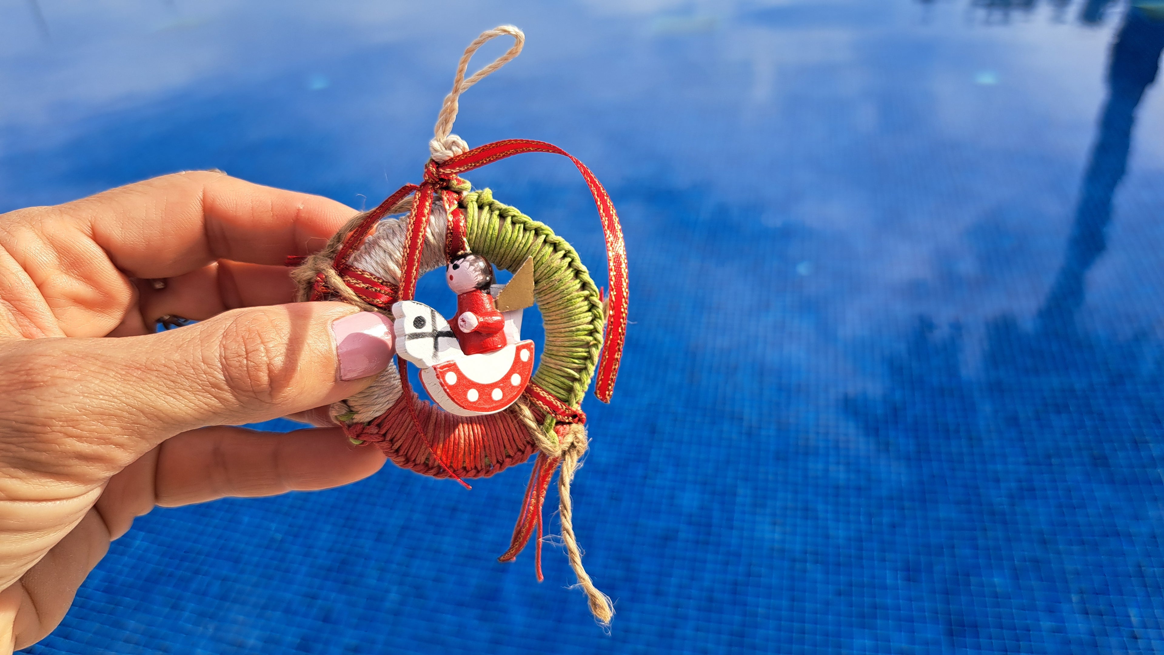 Χριστουγεννιάτικο στεφανάκι με ανθρωπάκι σε ξύλινο αλογάκι | kallαίσθησις