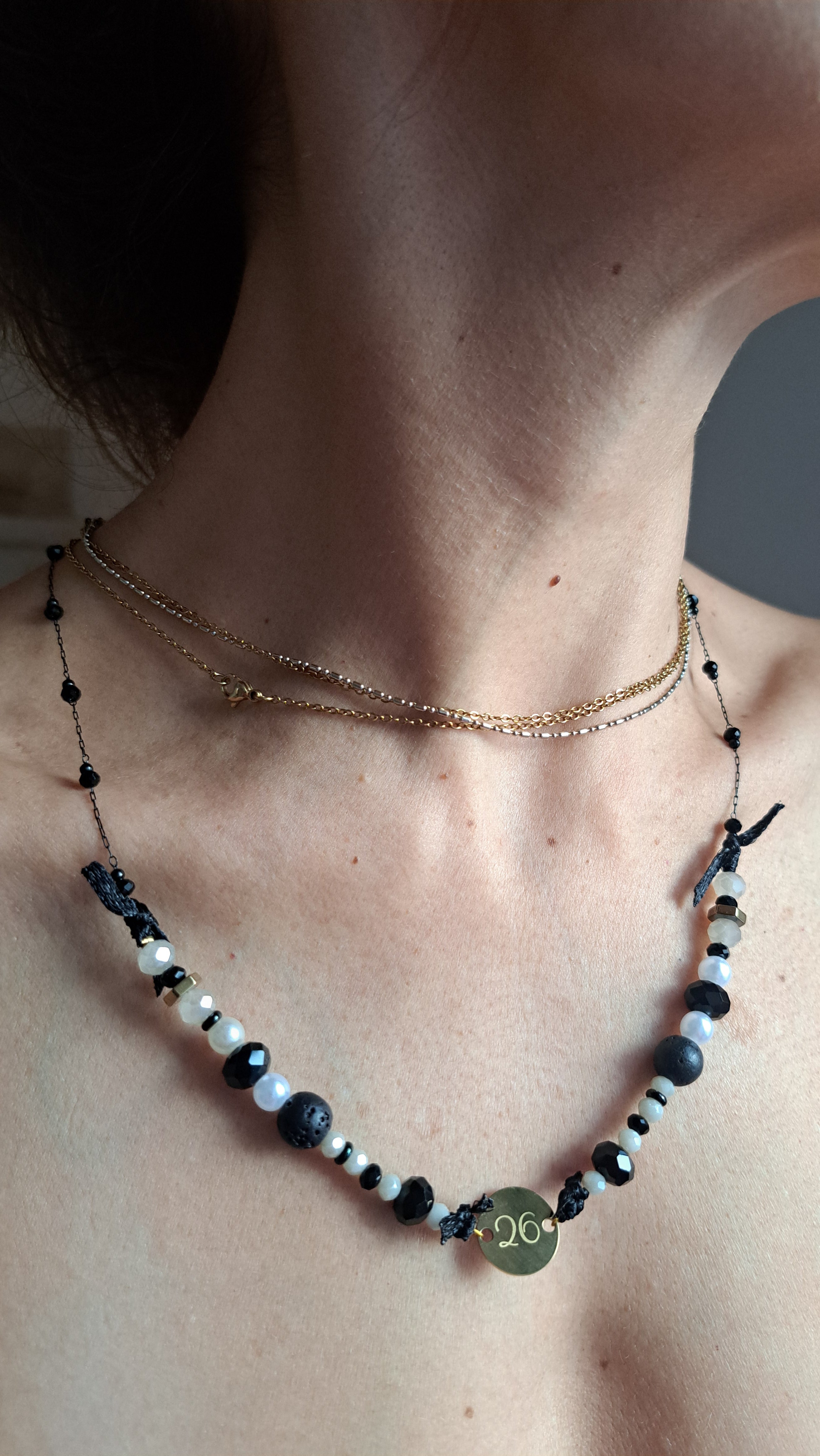 Κολιέ σε Μαύρο–Λευκό με Στοιχείο “26” | Kallαίσθησις
