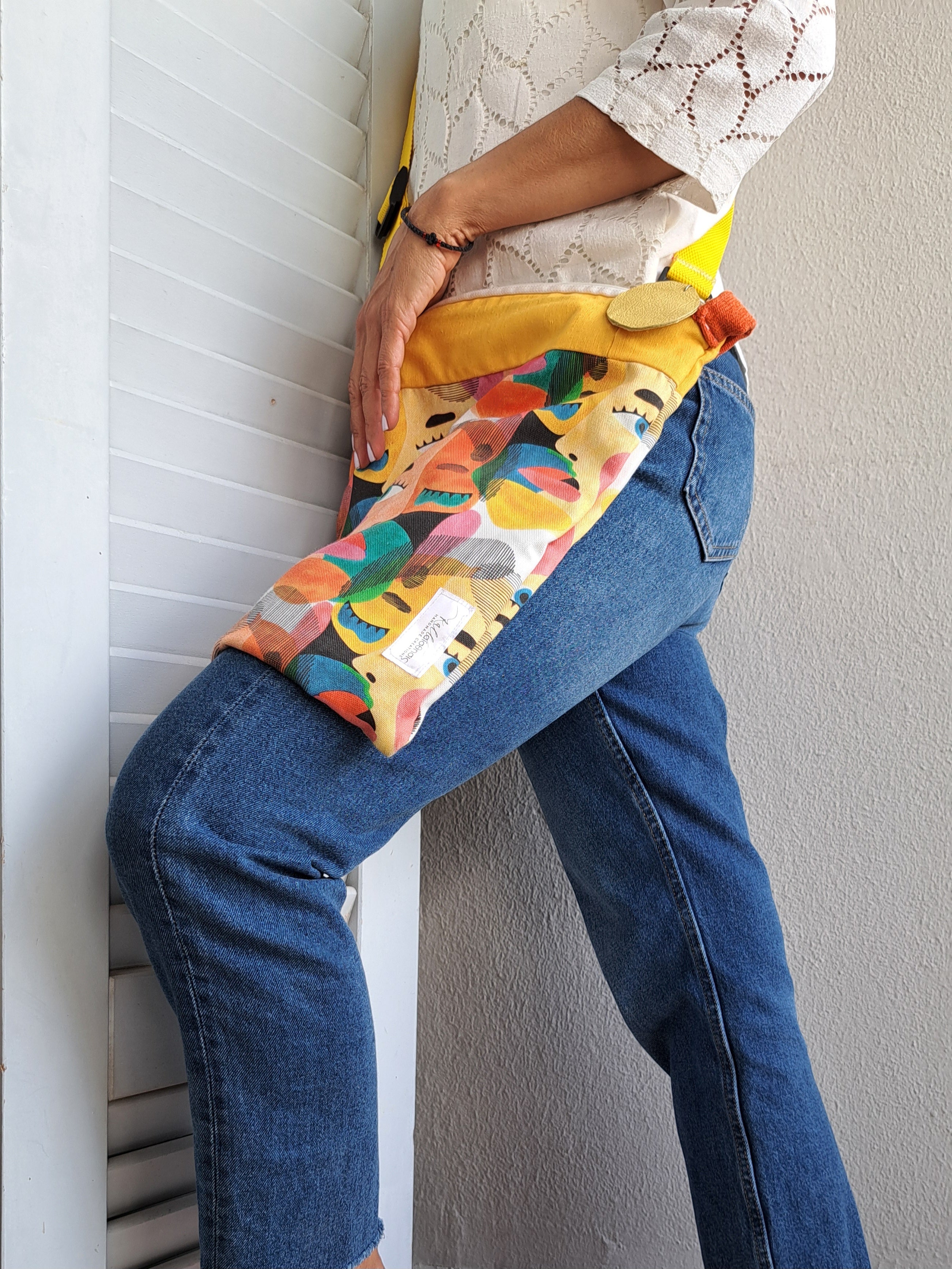 Τσάντα ώμου με πολύχρωμα αφηρημένα πρόσωπα & κίτρινο ιμάντα | kallαίσθησις