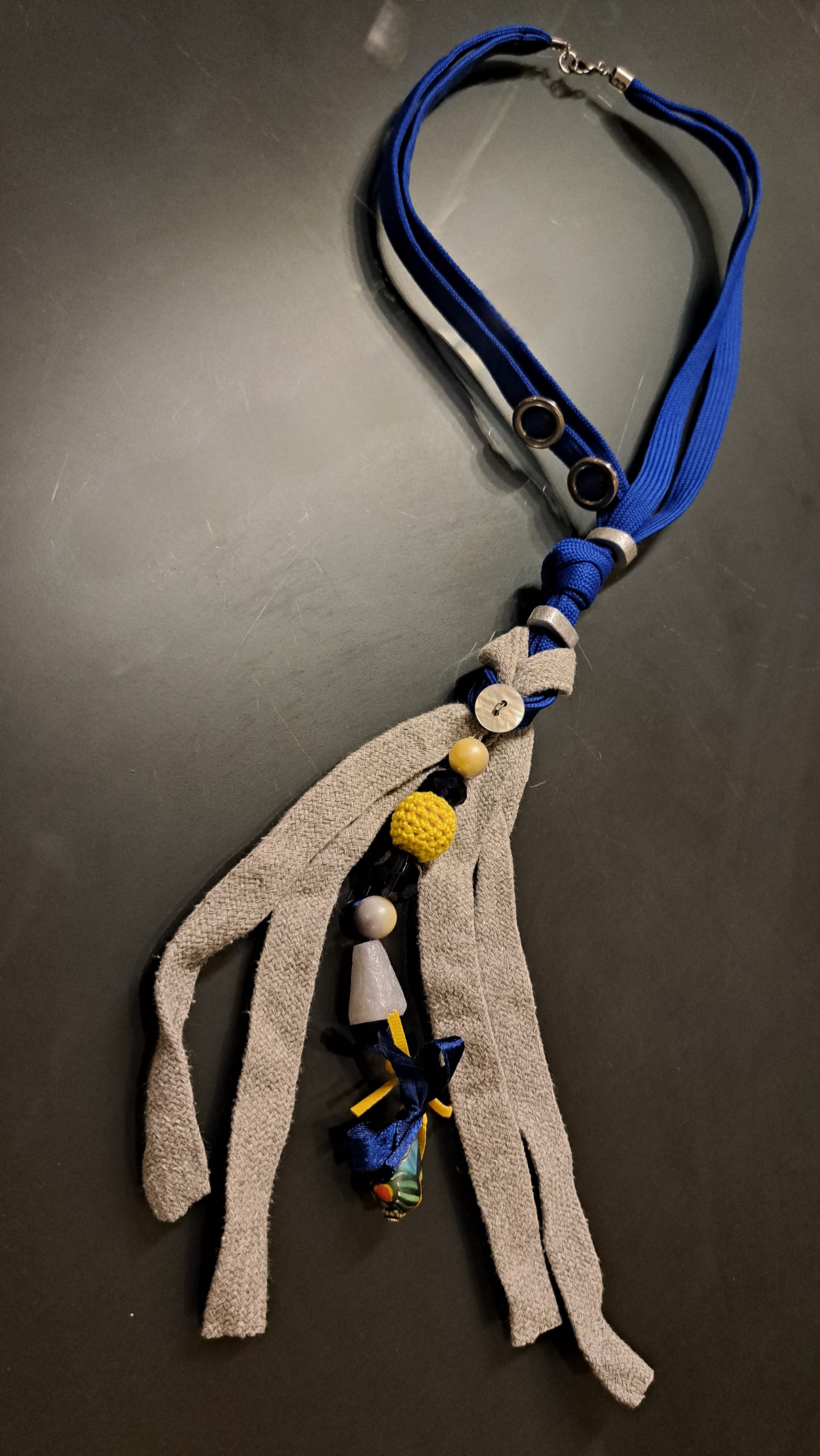 Μακρύ Χειροποίητο Κολιέ με Κίτρινη Πλεκτή Χάντρα & Υφασμάτινες Λεπτομέρειες| kallαίσθησις