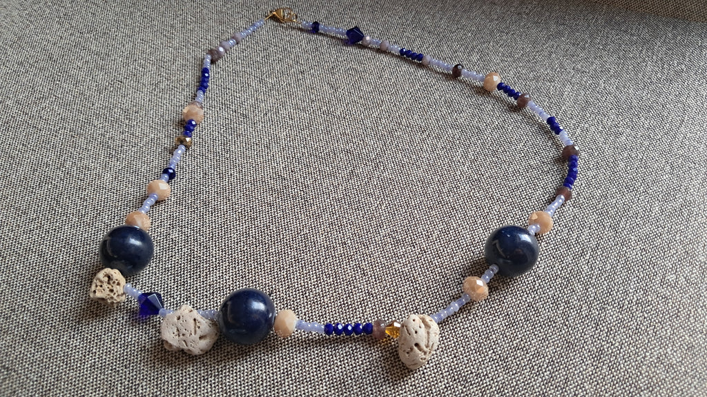 Κολιέ με μπλε, μπεζ & φυσικές χάντρες | kallαίσθησις