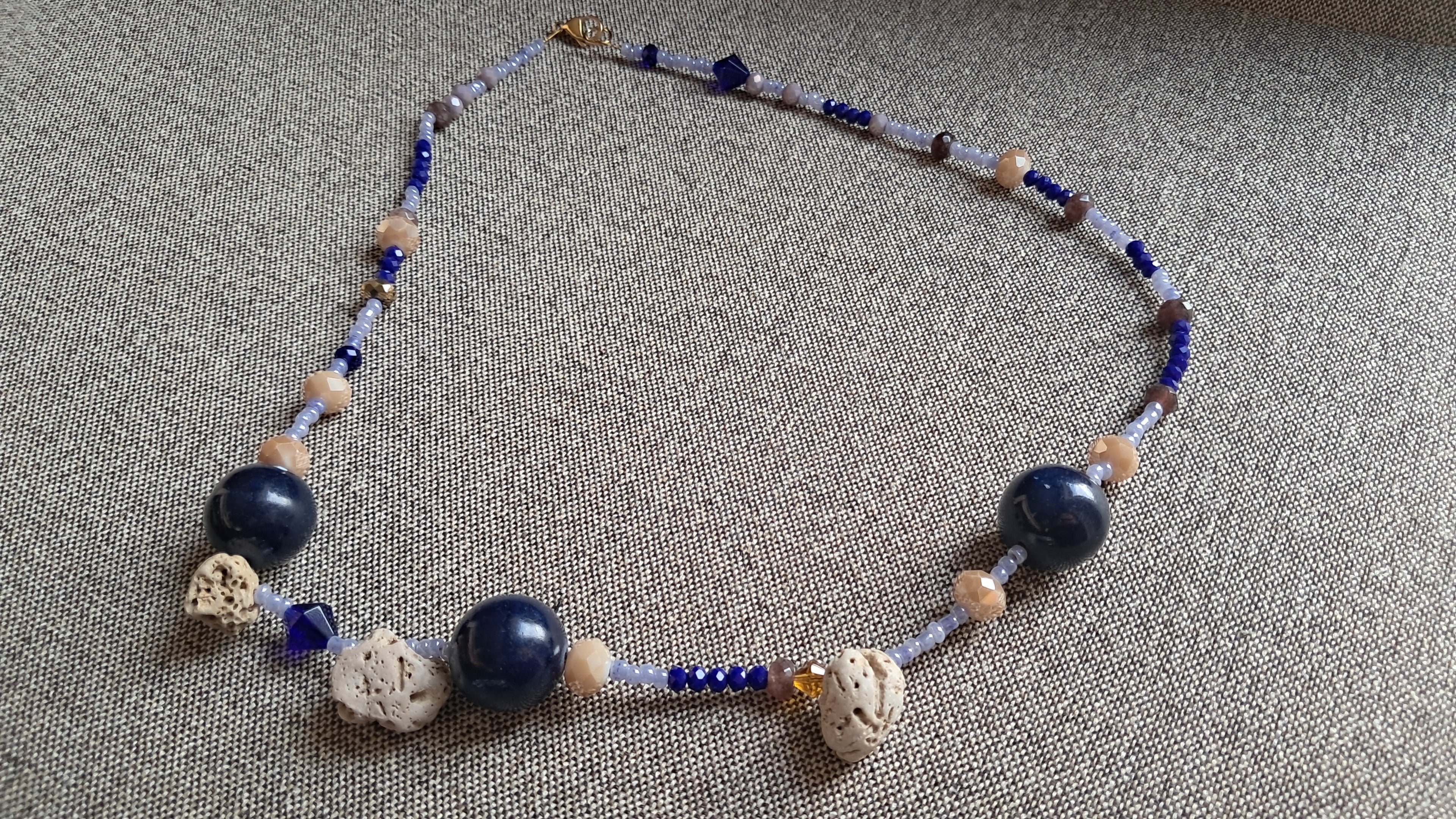 Κολιέ με μπλε, μπεζ & φυσικές χάντρες | kallαίσθησις