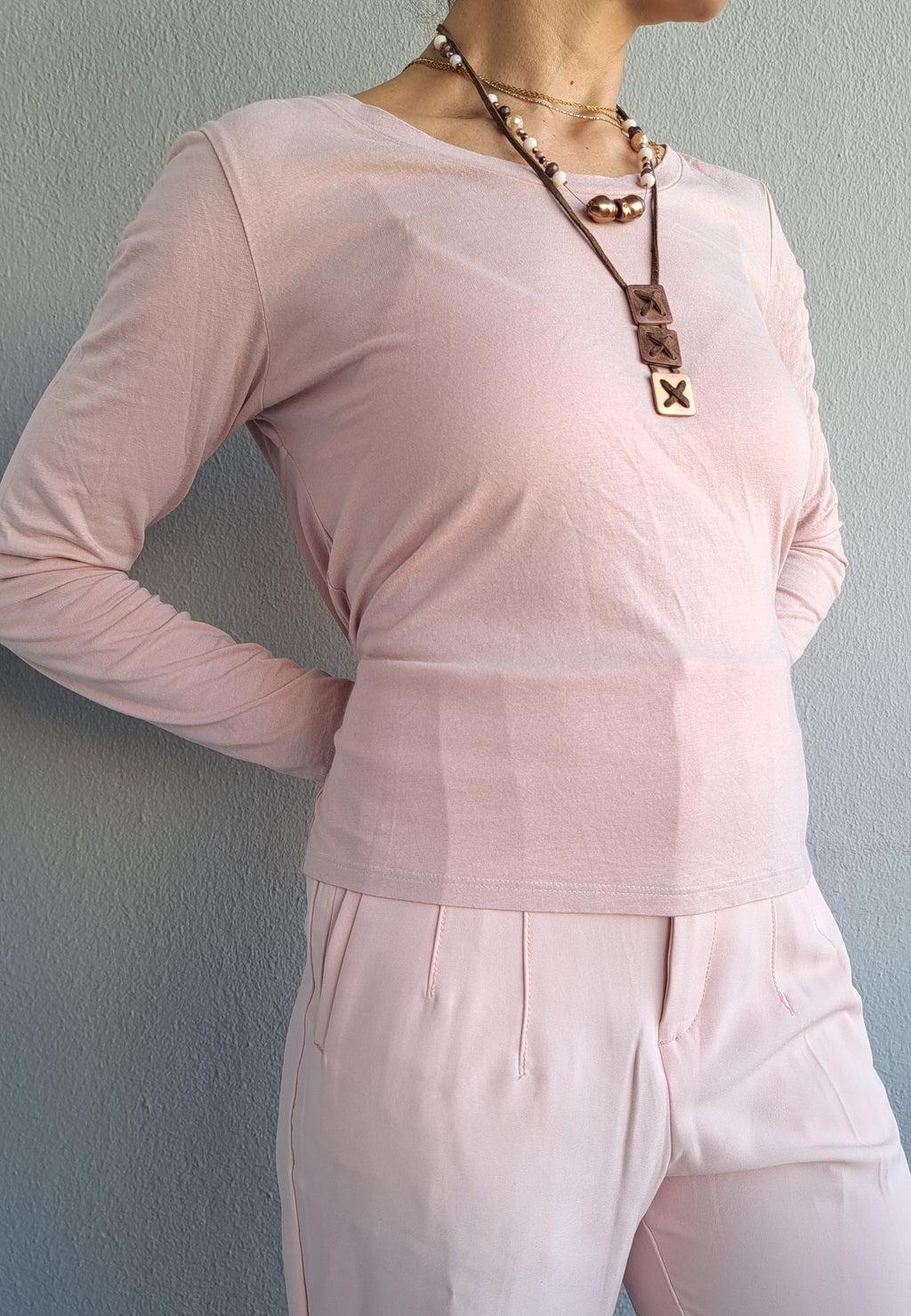 Κολιέ με καφέ δερμάτινο κορδόνι και μεταλλικές λεπτομέρειες | kallαίσθησις