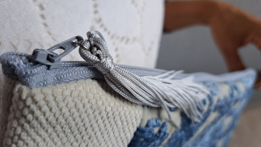 Τσαντάκι χειρός μπλε – εκρού με ανάγλυφο σχέδιο | kallαίσθησις