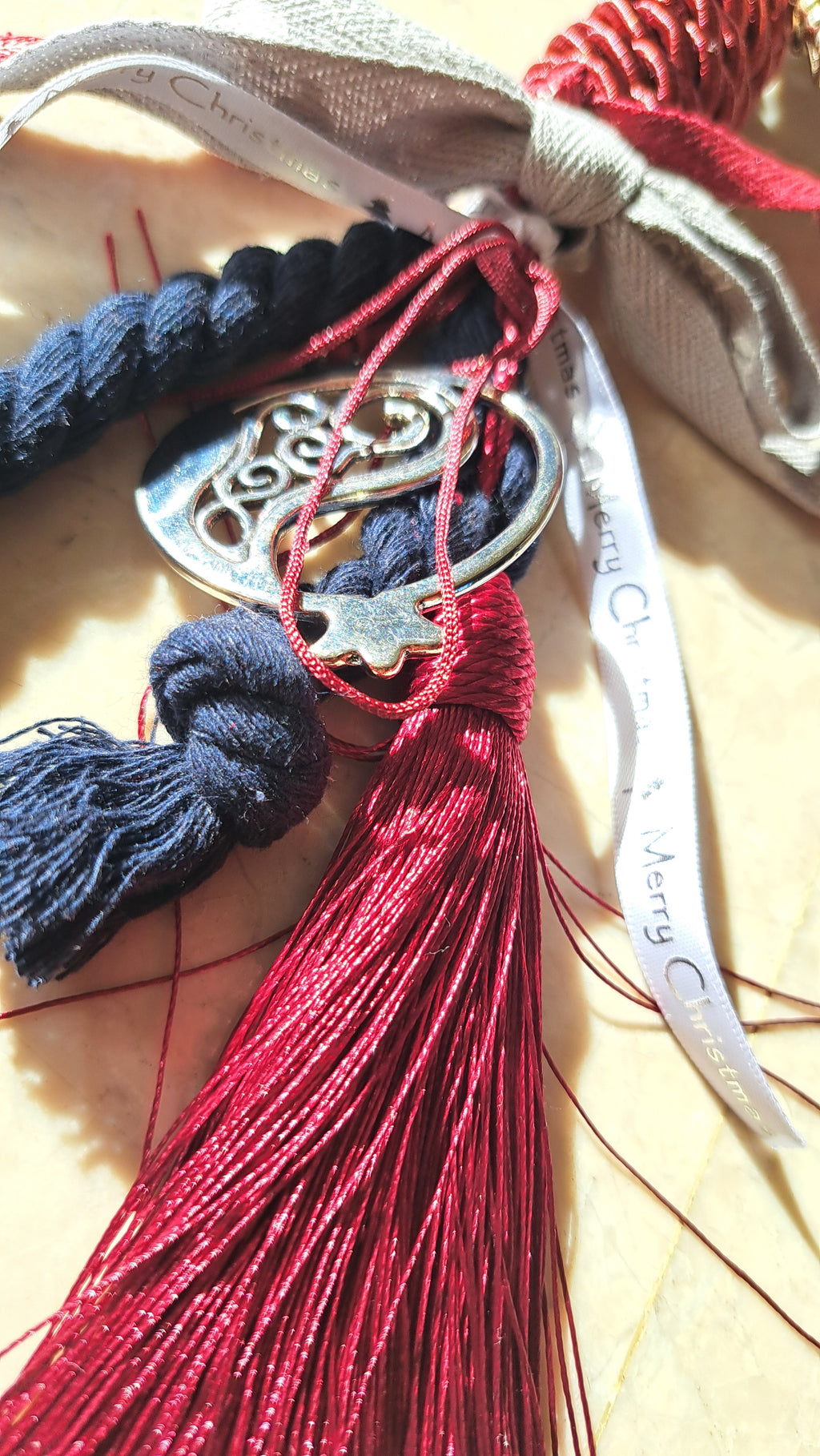 Γούρι με Κορδόνι, Φούντα & Μεταλλικό Στοιχείο|Kallαίσθησις