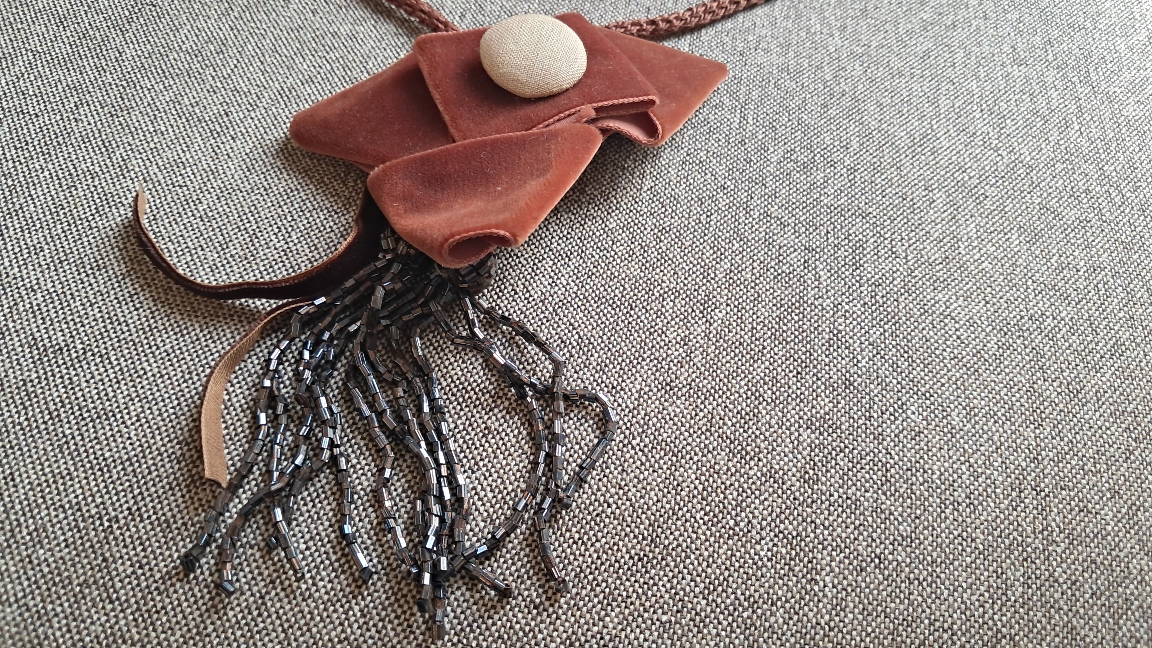 Statement κολιέ με καφέ βελούδο & χειροποίητο γεωμετρικό σχέδιο | kallαίσθησις