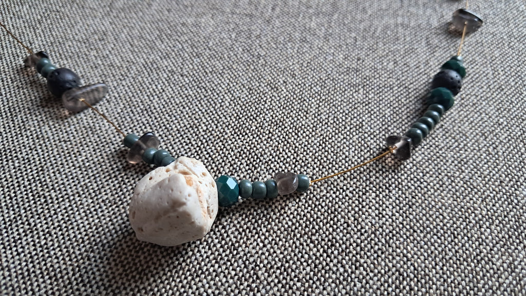 Κολιέ με πράσινες χάντρες & φυσικό βότσαλο | kallαίσθησις