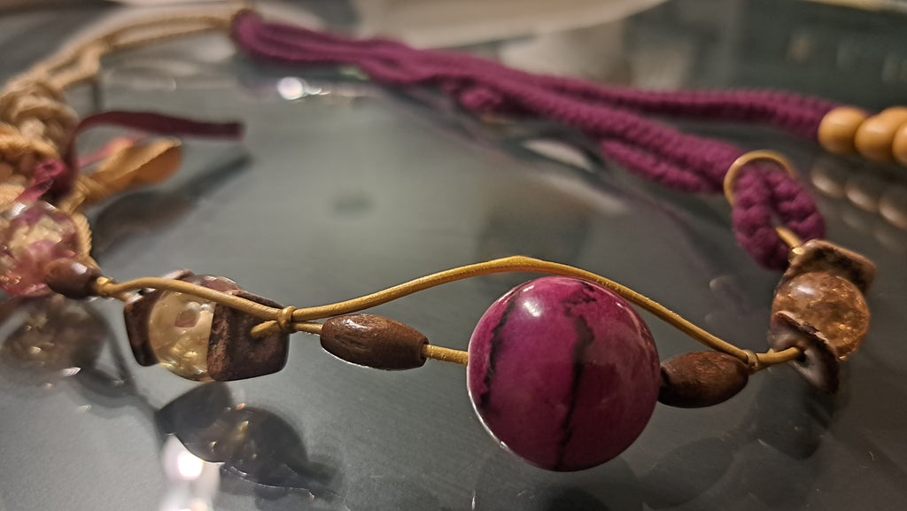 Χειροποίητο Κολιέ με Μπορντό Πλεκτό Κορδόνι & Καφέ Λεπτομέρειες | kallαίσθησις