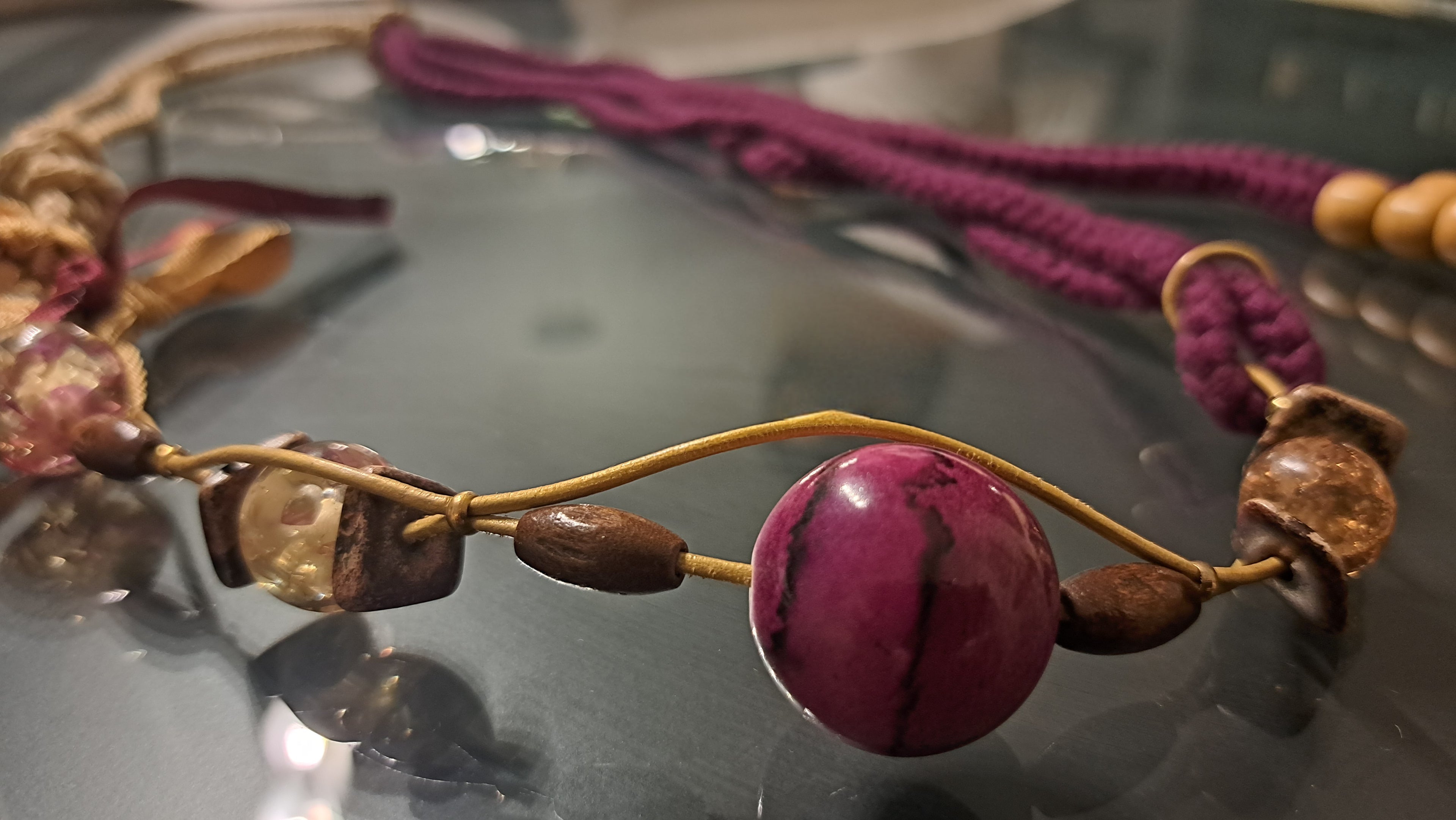 Χειροποίητο Κολιέ με Μπορντό Πλεκτό Κορδόνι & Καφέ Λεπτομέρειες | kallαίσθησις