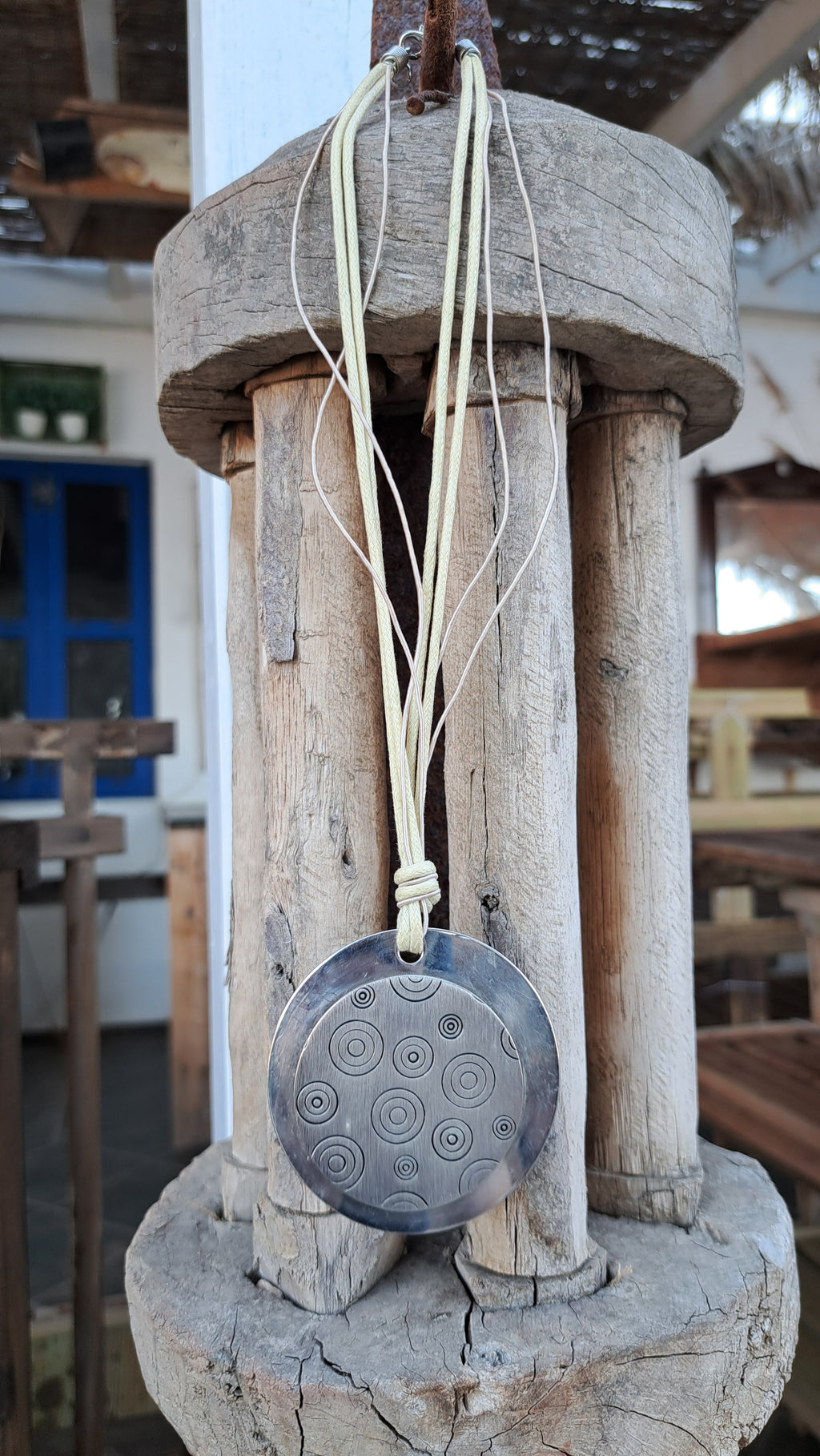 Κολιέ με Μεγάλο Κυκλικό Μεταλλικό Μενταγιόν | Kallαίσθησις