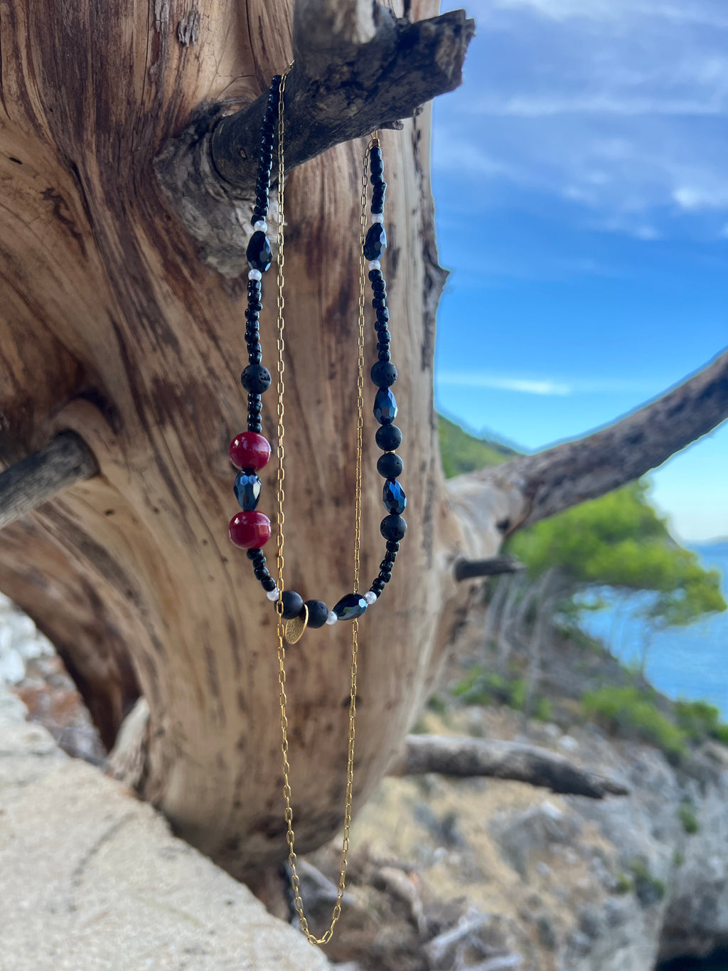Χειροποίητο Κολιέ με Μαύρες & Κόκκινες Χάντρες και Χρυσή Αλυσίδα | Kallαισθησις