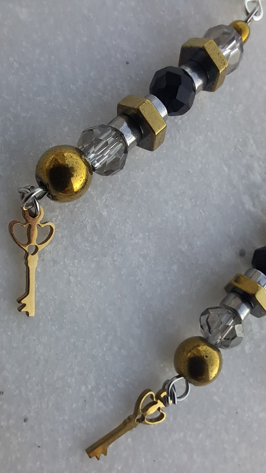 Κρεμαστά Σκουλαρίκια με Κρυστάλλινες Χάντρες & Χρυσό Κλειδί | Kallαίσθησις