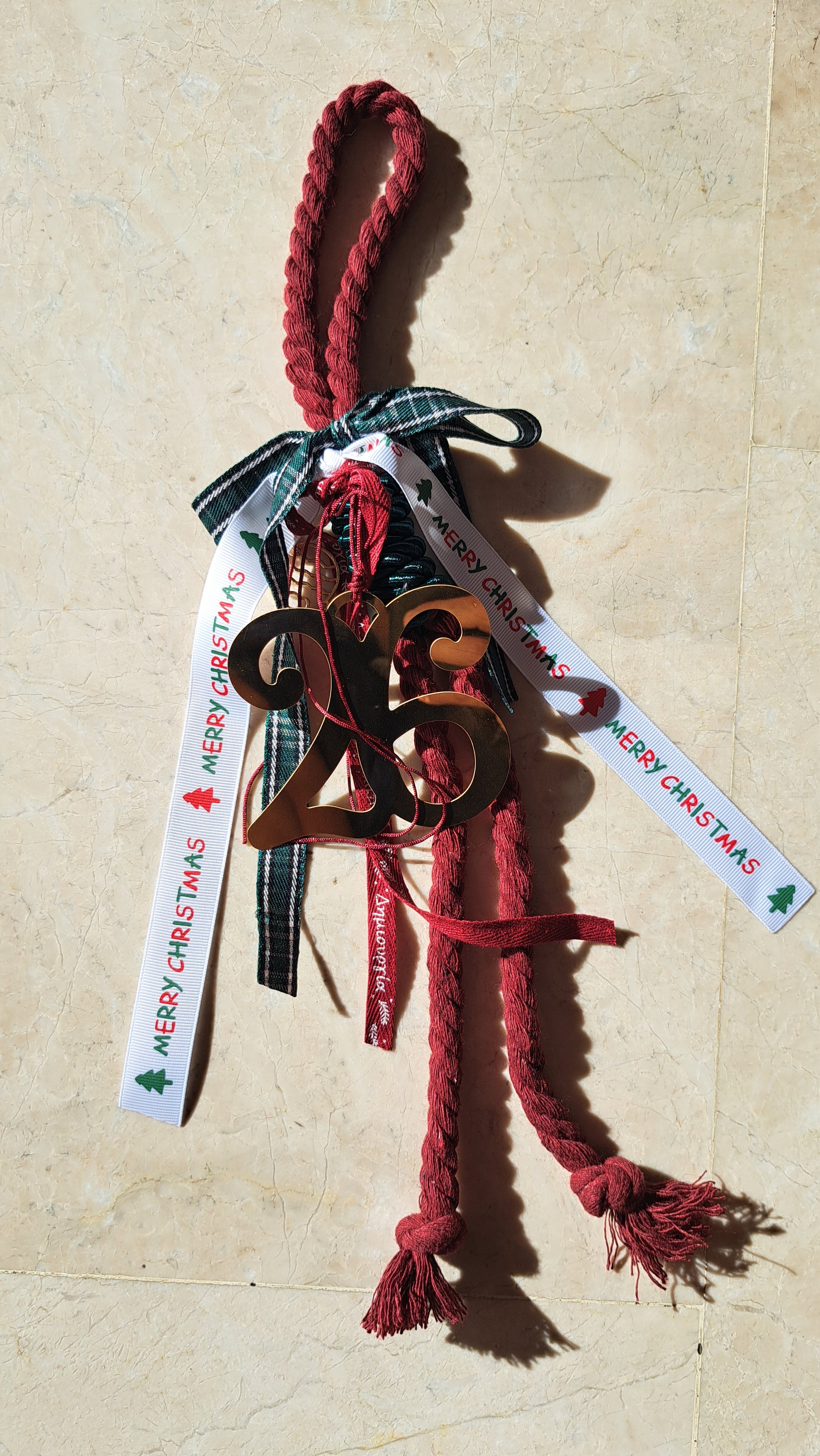 Γούρι “2026” με Κορδέλες & Διακοσμητικά σε Μπορντό–Πράσινο | Kallαίσθησις