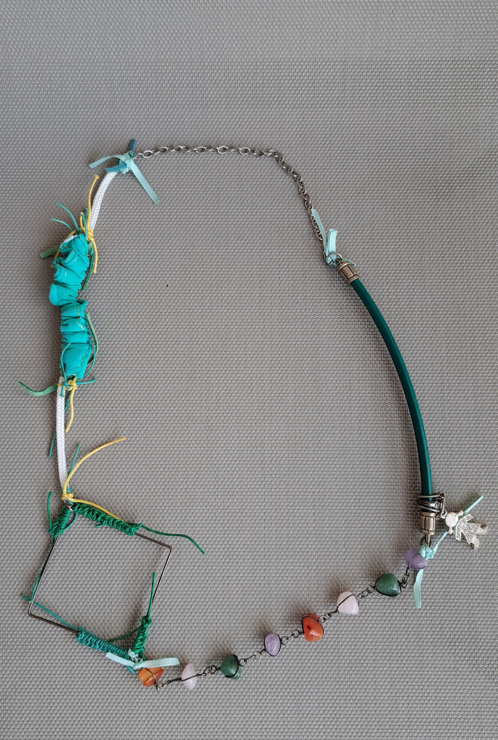 Χειροποίητο κολιέ με τυρκουάζ κορδέλες και φυσικές πέτρες | kallαίσθησις