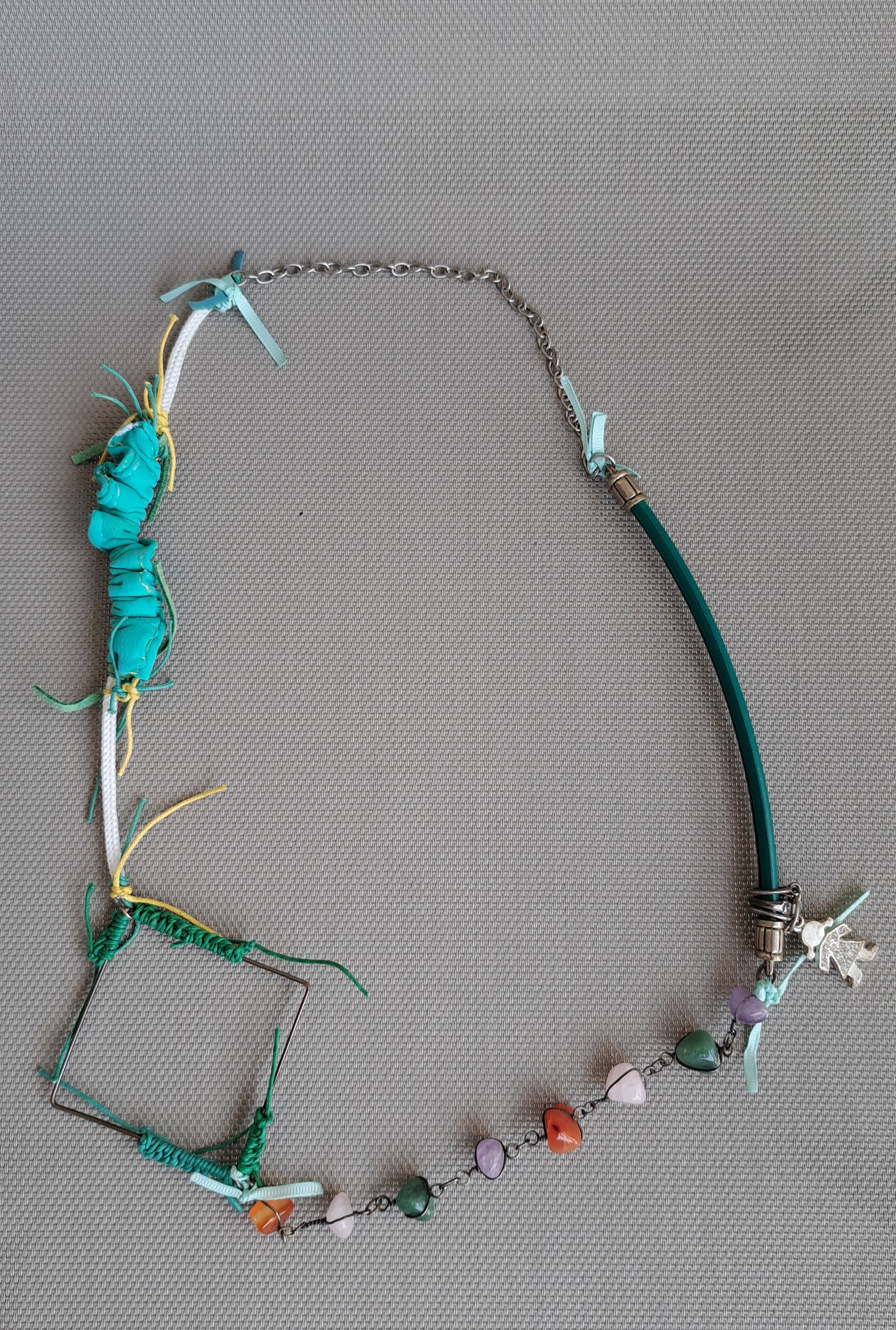 Χειροποίητο κολιέ με τυρκουάζ κορδέλες και φυσικές πέτρες | kallαίσθησις