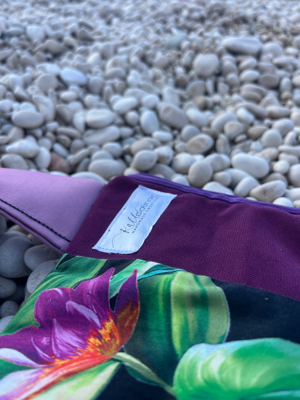 Χειροποίητο τσαντάκι-φάκελος — Μαύρη με πολύχρωμα λουλούδια και μωβ/πορτοκαλί λεπτομέρειες| Kallαίσθησις