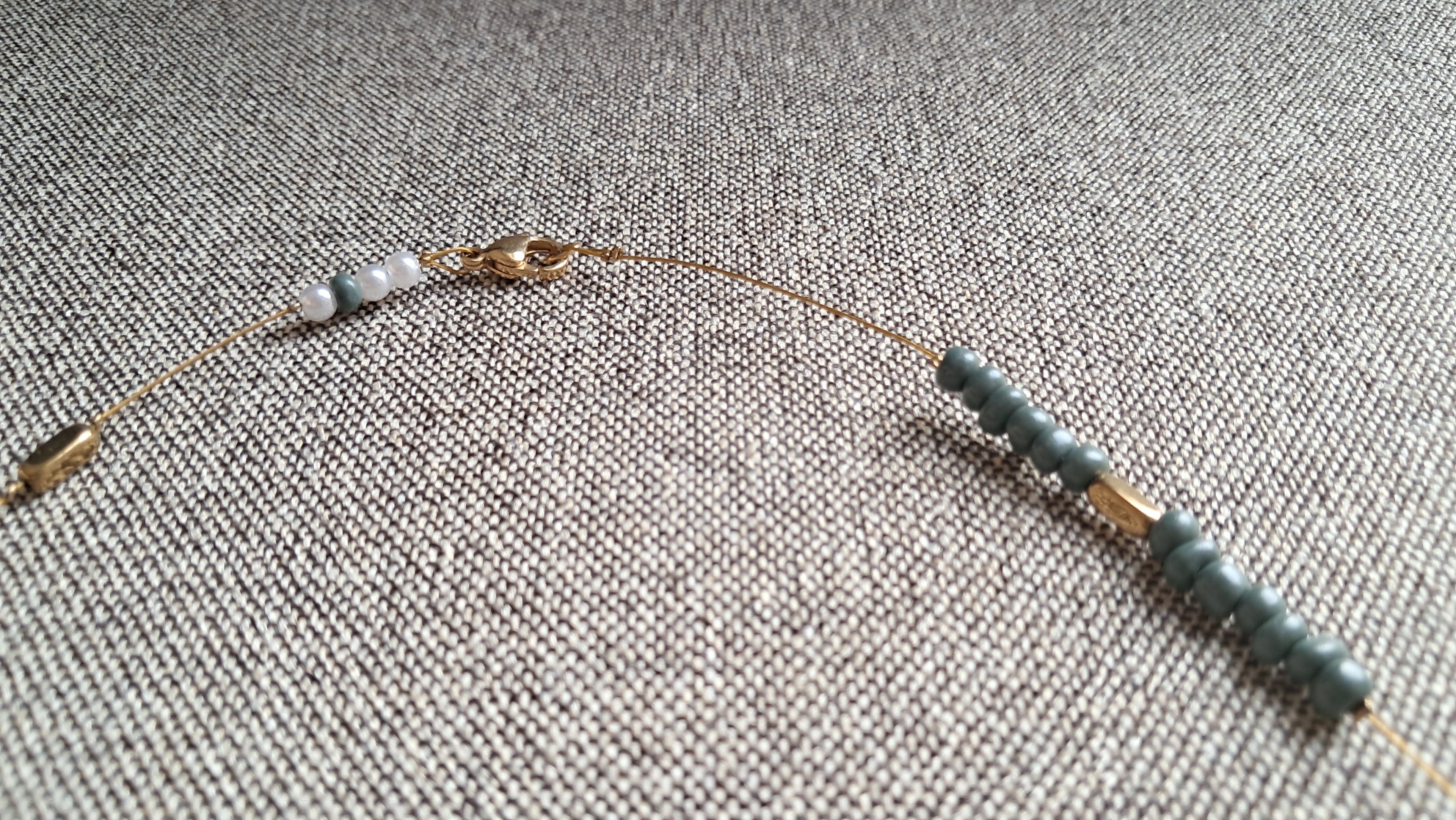 Κολιέ με πράσινες και περλέ χάντρες & χρυσές λεπτομέρειες | kallαίσθησις