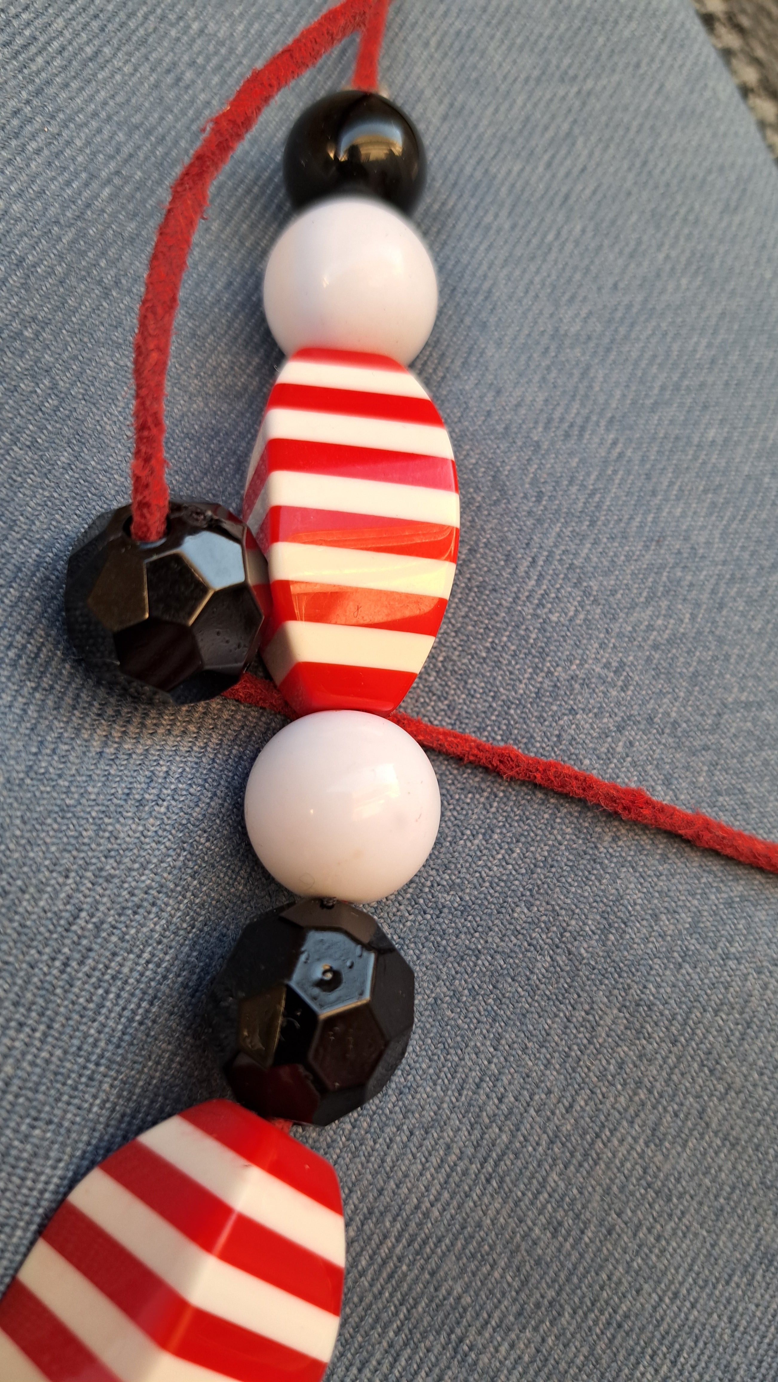 Κολιέ με ρίγες σε κόκκινο, μαύρο & λευκό | kallαίσθησις