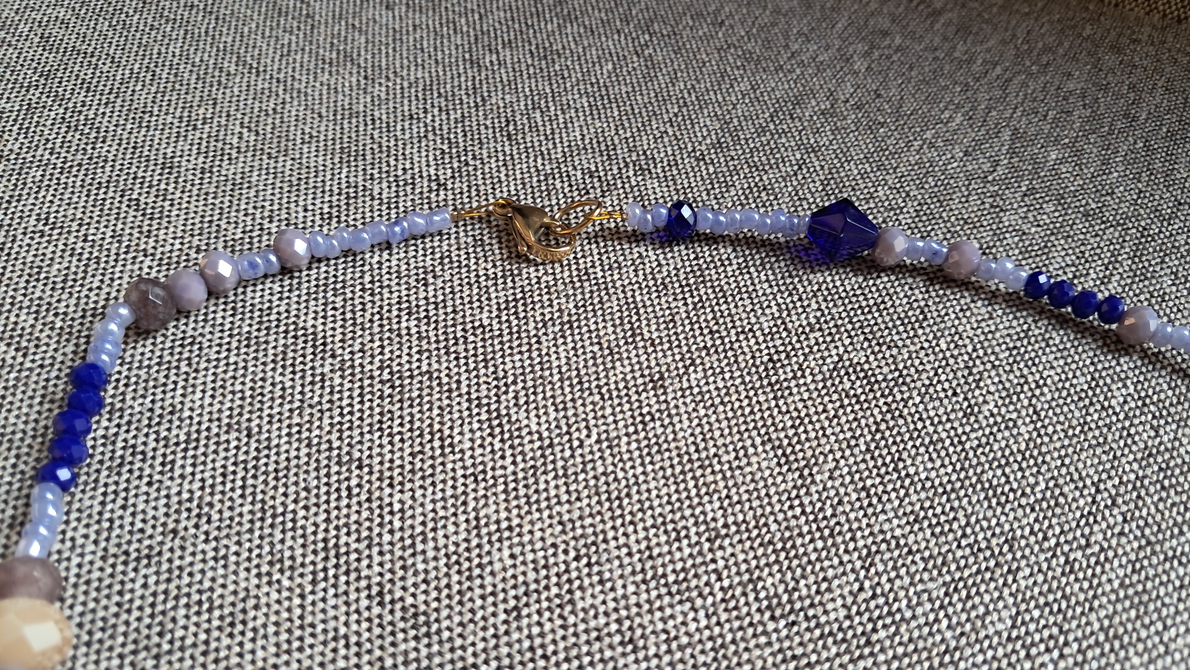 Κολιέ με μπλε, μπεζ & φυσικές χάντρες | kallαίσθησις