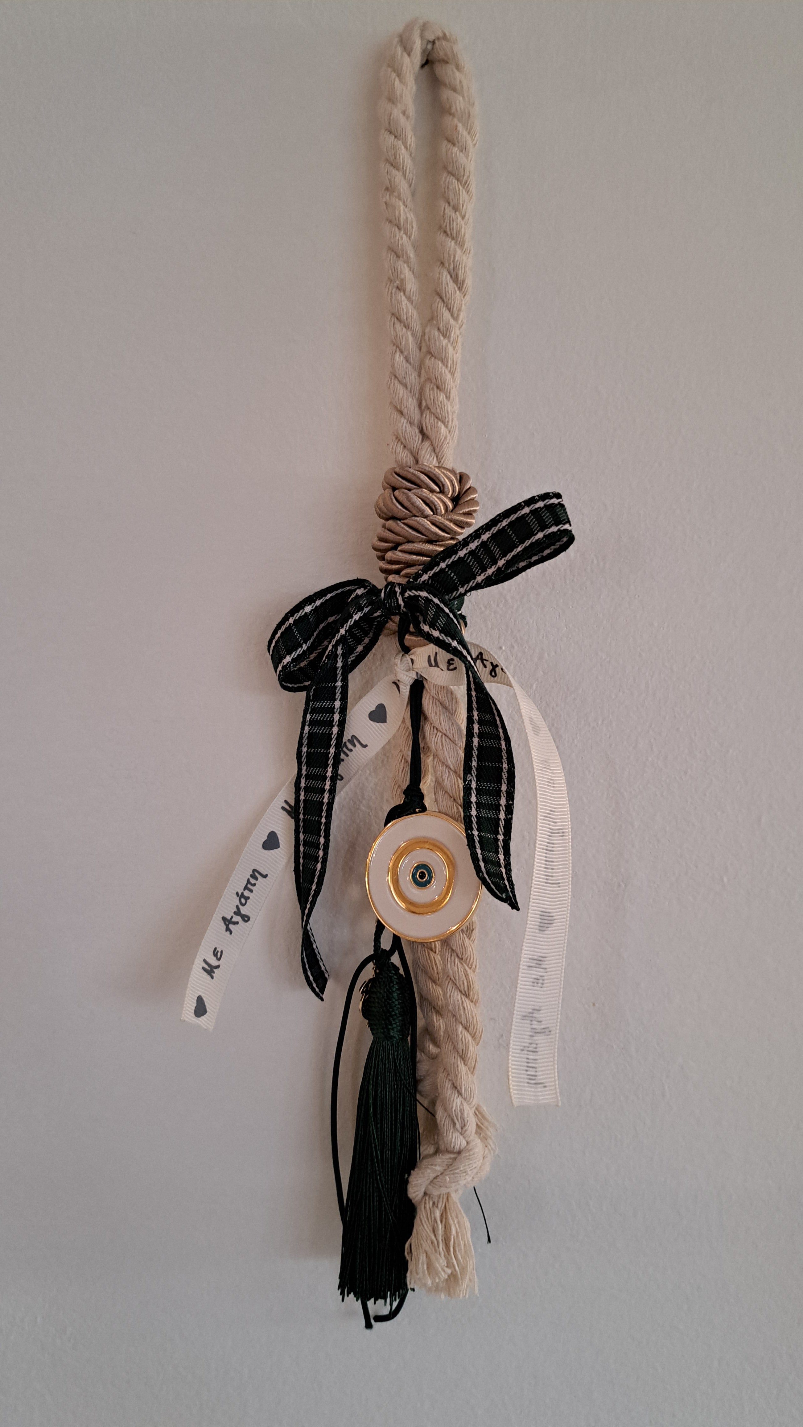 Γούρι με Λευκό – Χρυσό Μάτι & Πράσινη Φούντα | Kallαίσθησις