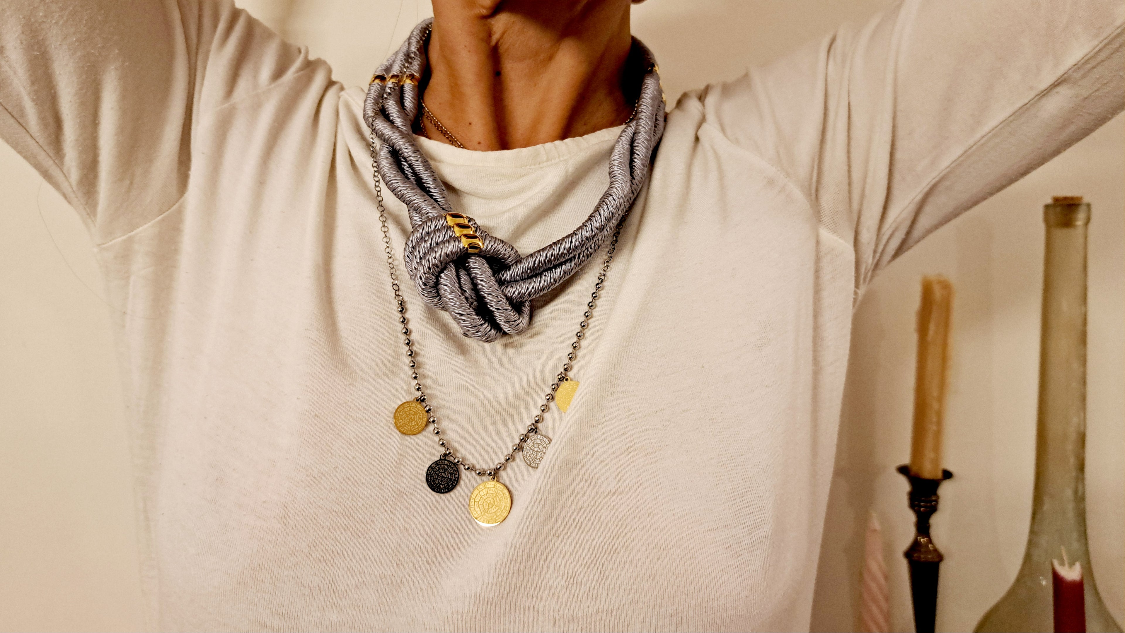 Χειροποίητο Κολιέ με Ασημί Κόμπο & Μεταλλικά Κρεμαστά Στοιχεία | kallαίσθησις